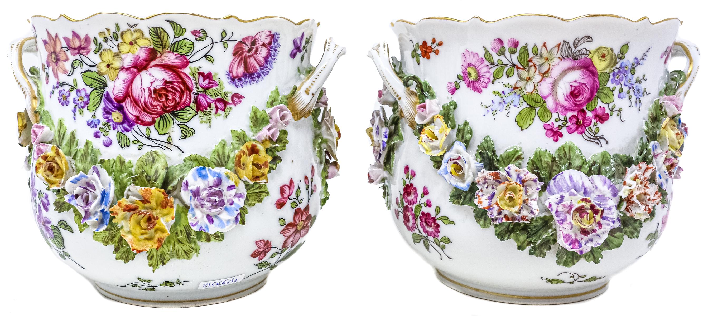 PAREJA DE MACETEROS EN PORCELANA DEL PRIMER TERCIO DEL S. XX