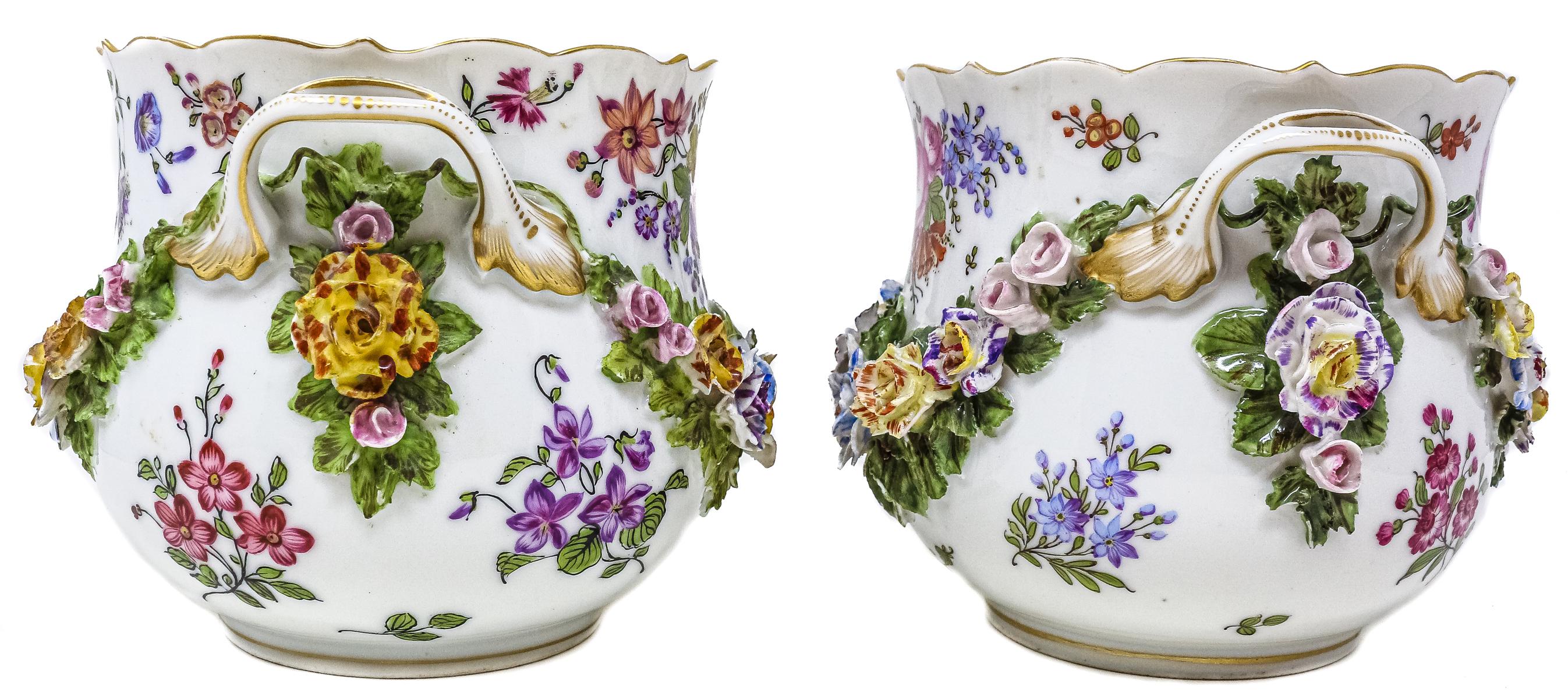 PAREJA DE MACETEROS EN PORCELANA DEL PRIMER TERCIO DEL S. XX