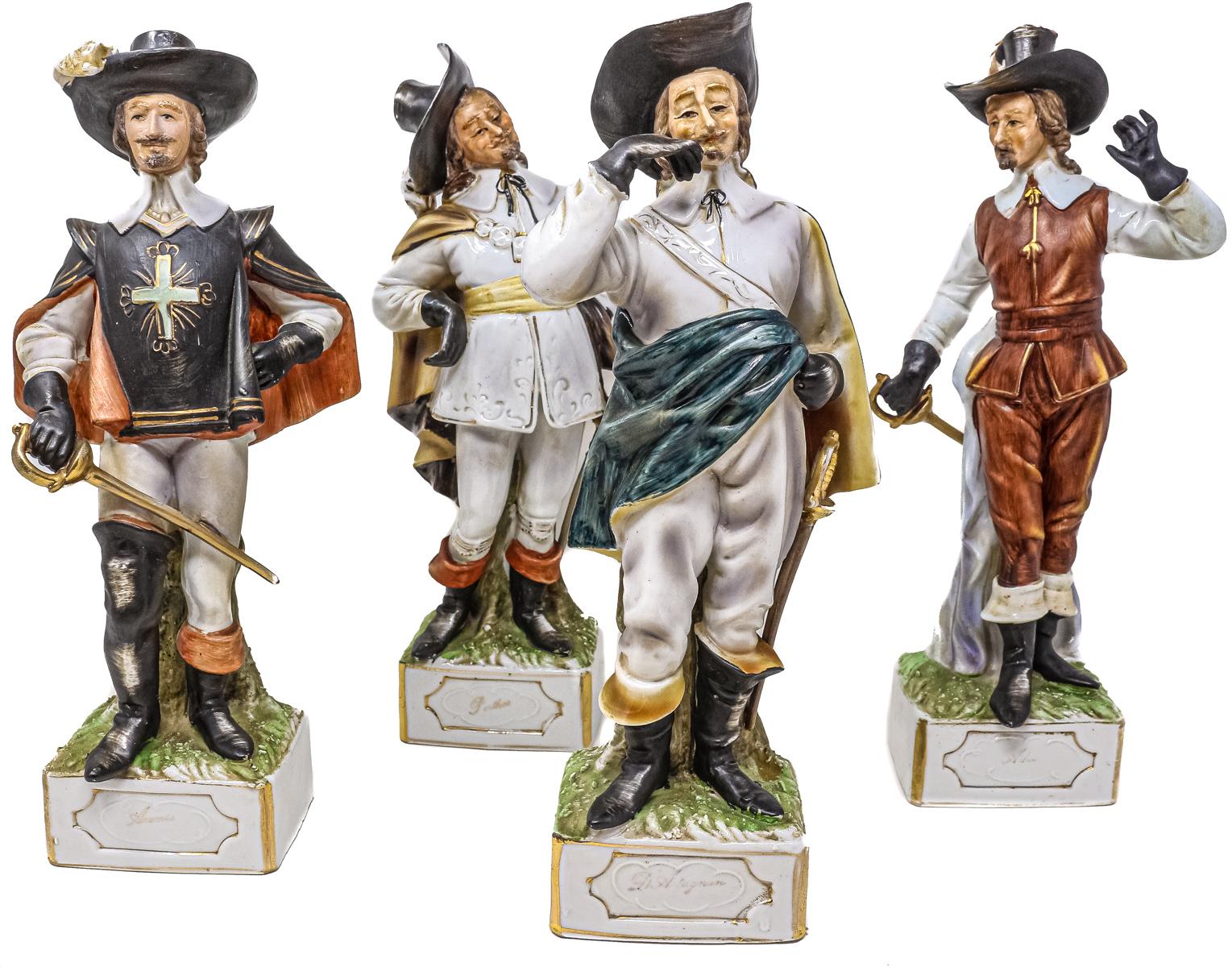 CUATRO FIGURAS EN PORCELANA DE MEDIADOS DEL S.XX