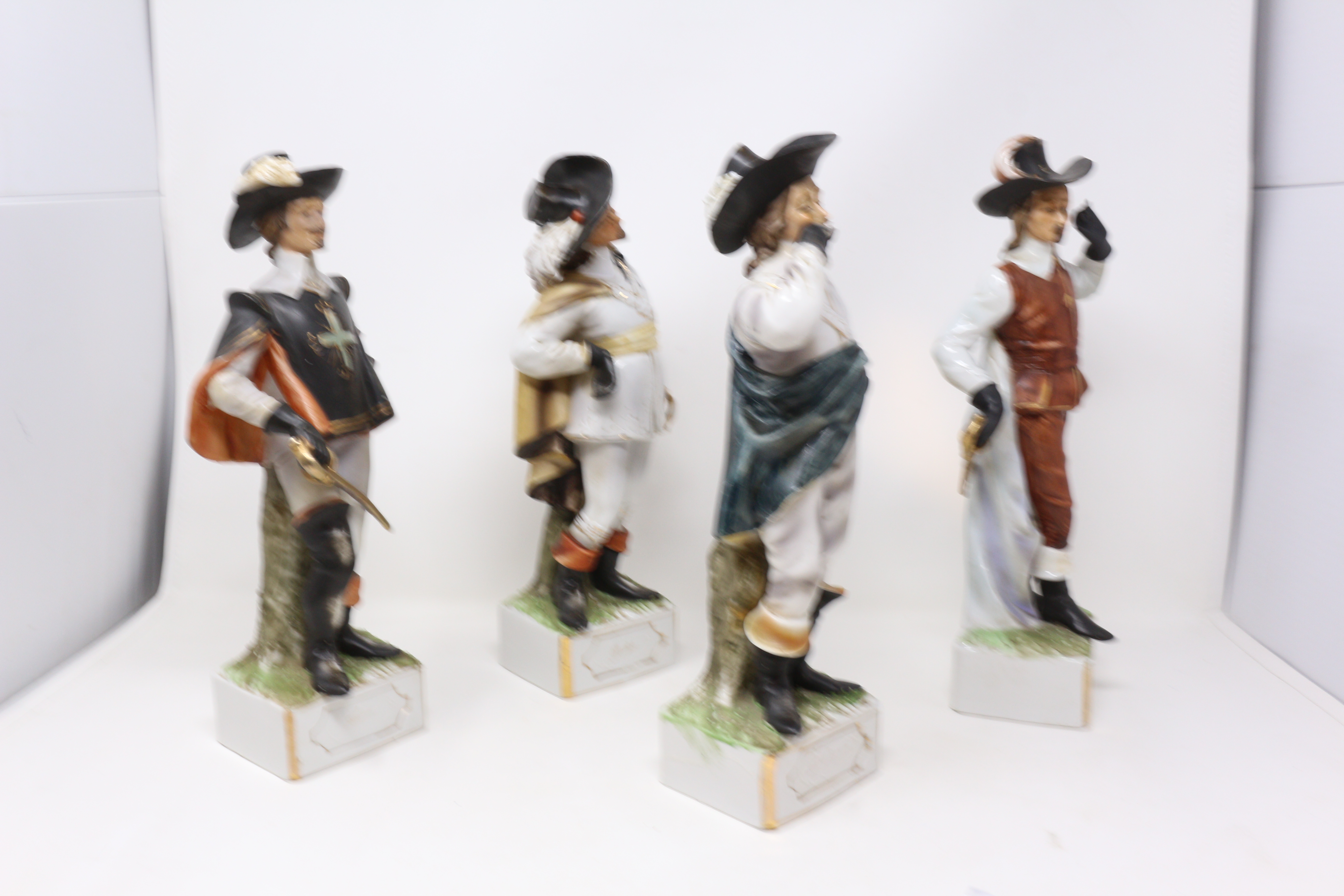 CUATRO FIGURAS EN PORCELANA DE MEDIADOS DEL S.XX
