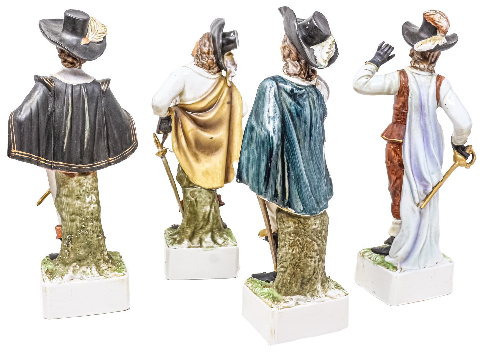 CUATRO FIGURAS EN PORCELANA DE MEDIADOS DEL S.XX
