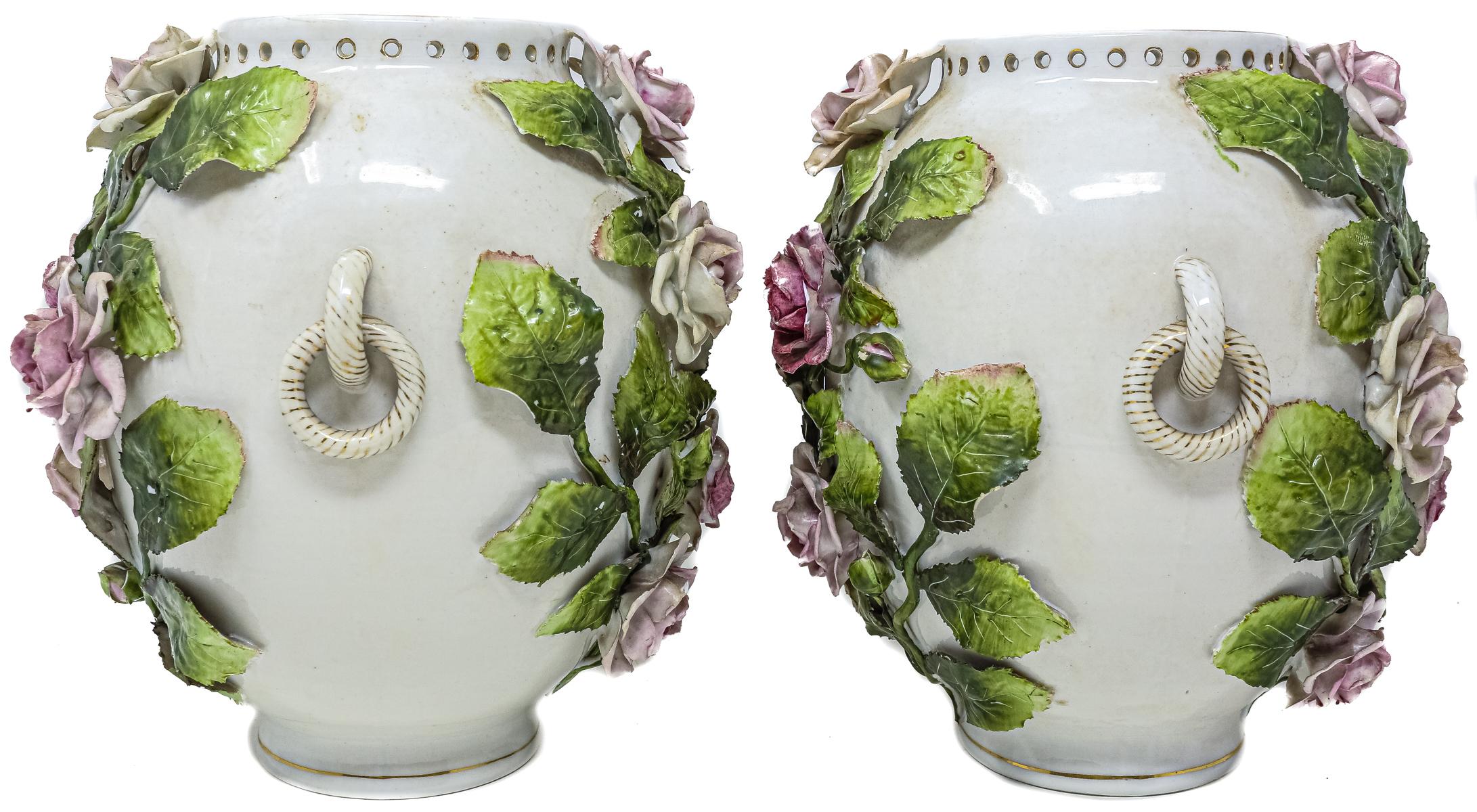 PAREJA DE JARRONES EN PORCELANA DE FINALES DEL S.XIX