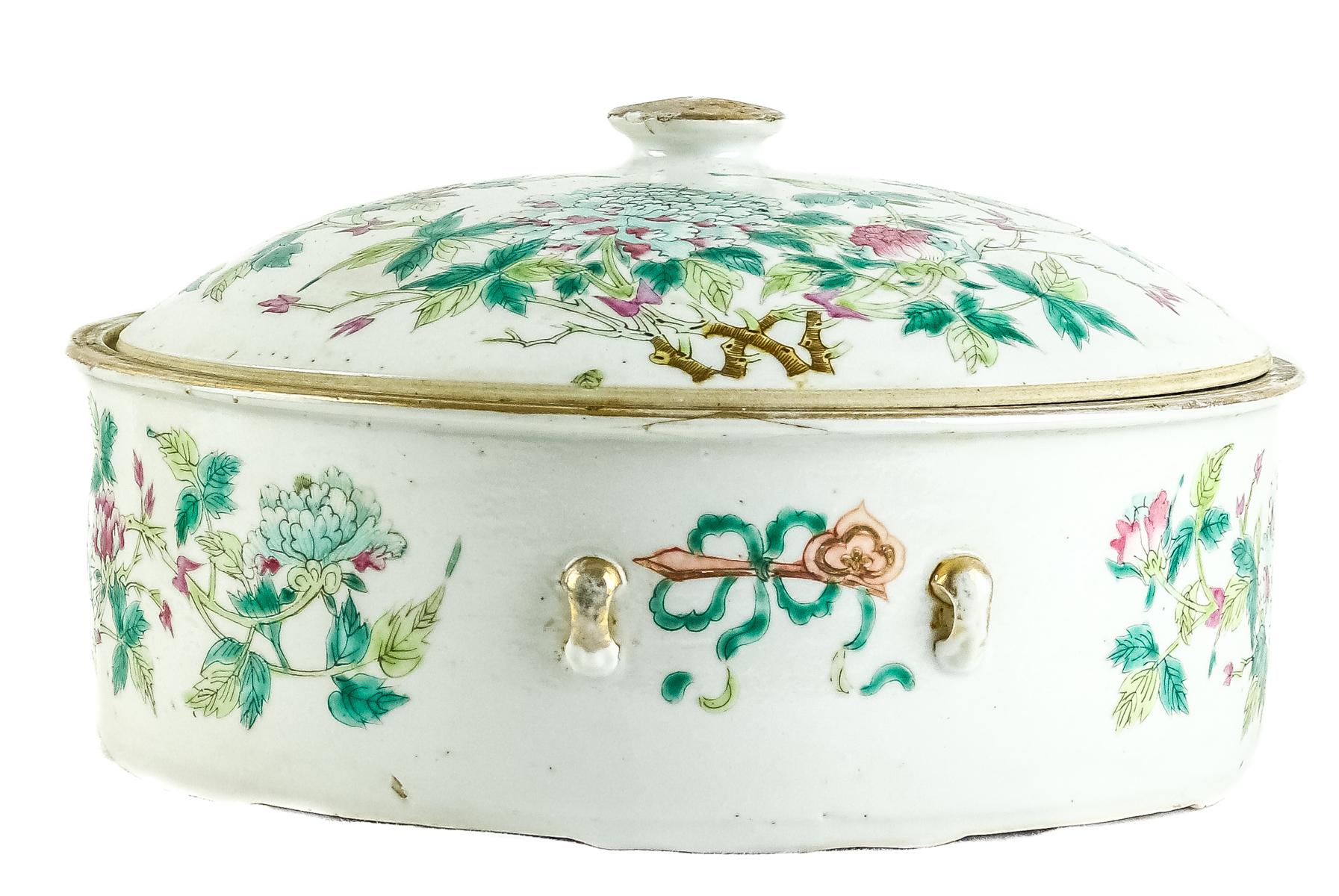 CAJA OREINTAL EN PORCELANA FAMILIA ROSA PRINCIPIOS S.XX