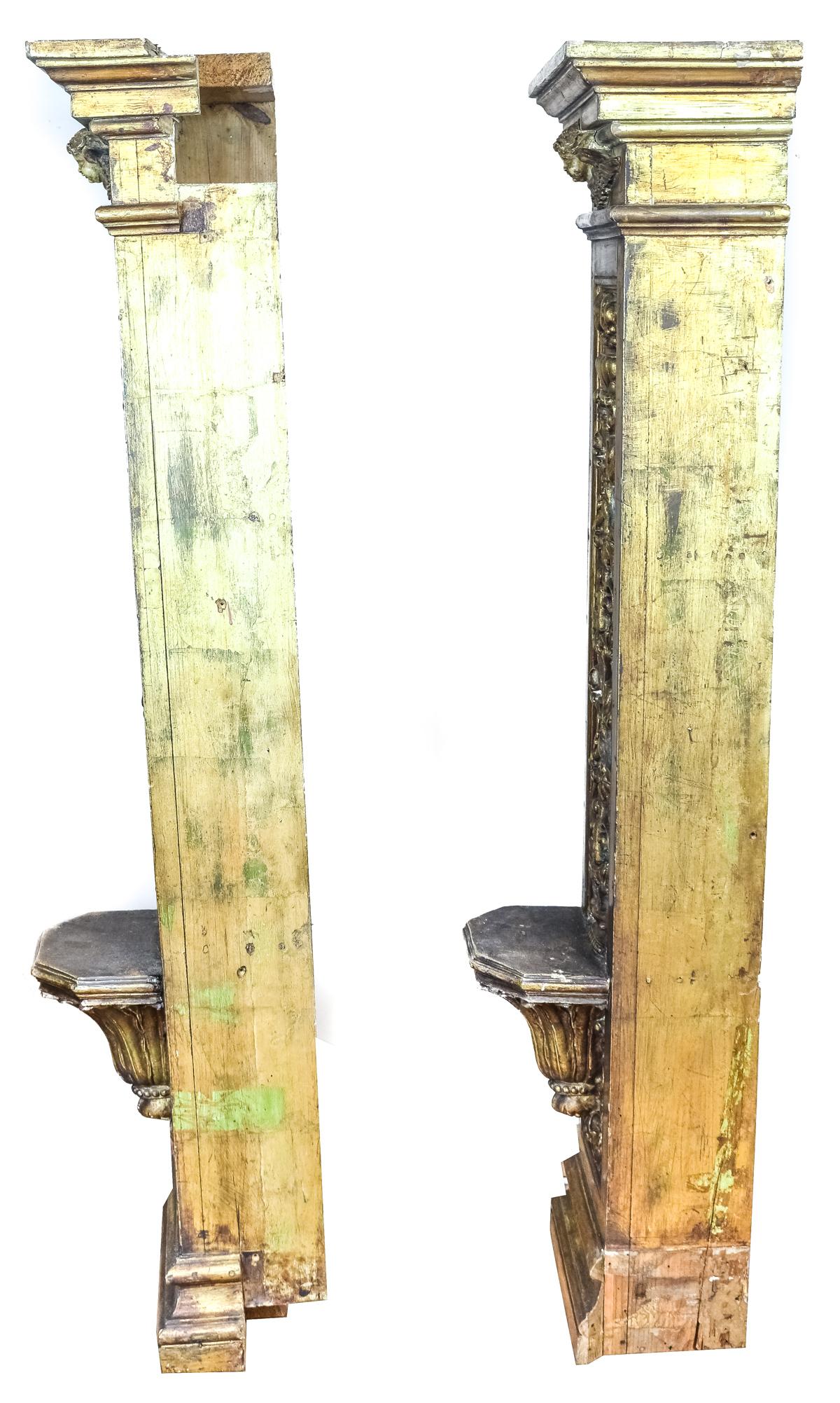 DOS COLUMNAS DECORATIVAS DE TALLA SOBREDORADA