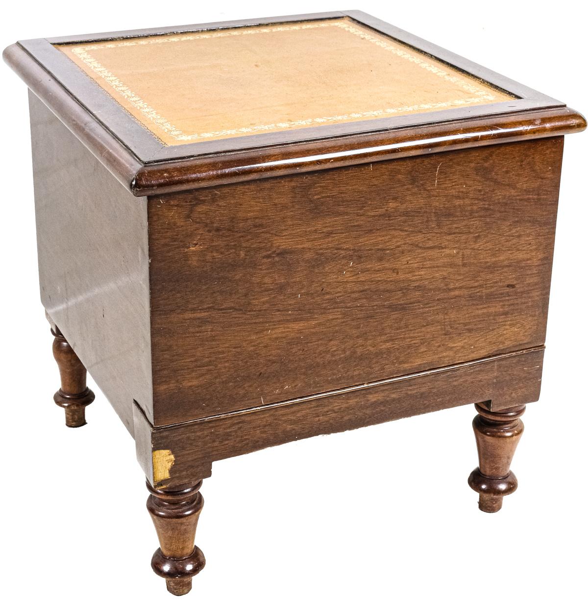 CAJA TABURETE INGLESA DEL ÚLTIMO CUARTO DE SIGLO XIX