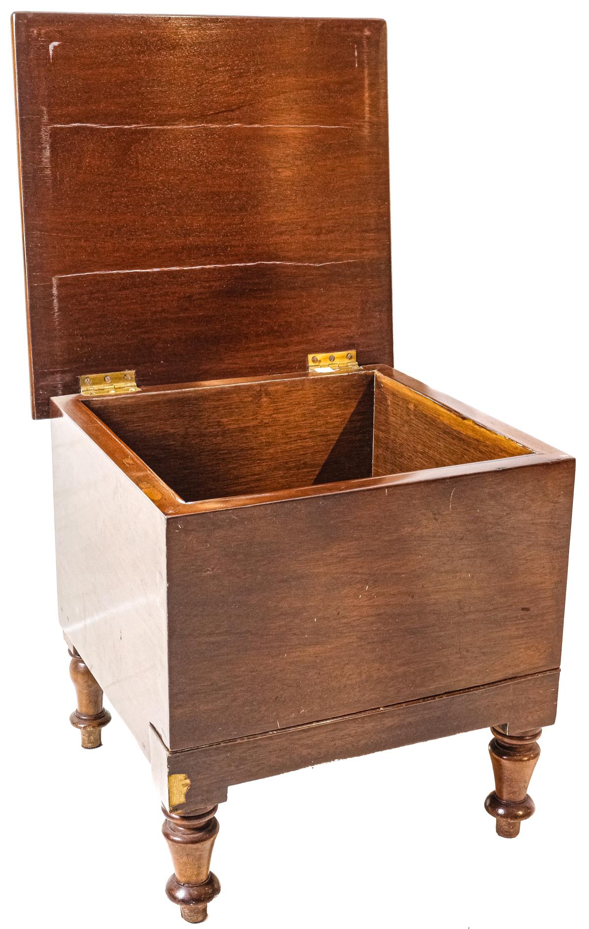CAJA TABURETE INGLESA DEL ÚLTIMO CUARTO DE SIGLO XIX