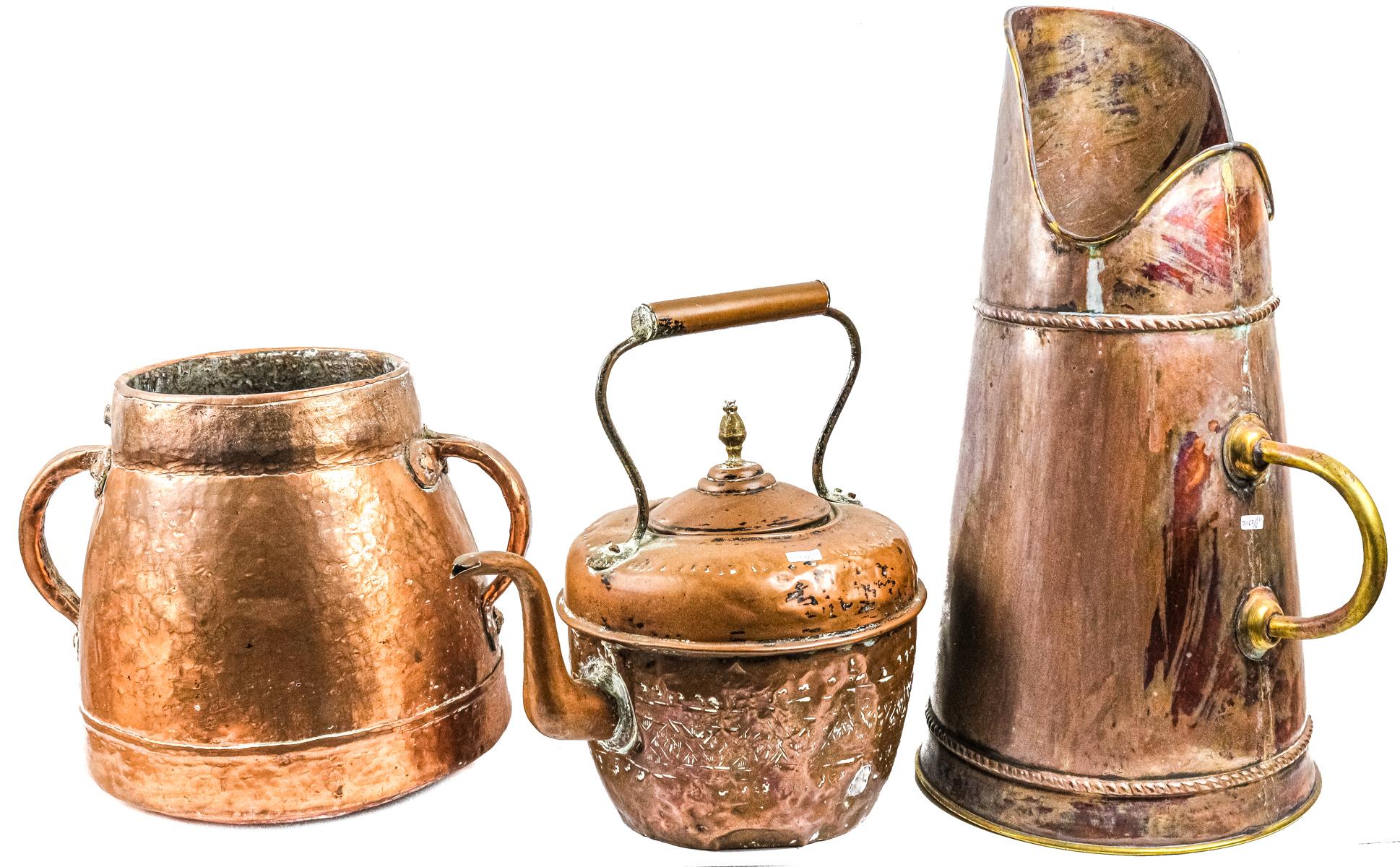 LOTE DE CALDERO, JARRA Y TETERA EN COBRE