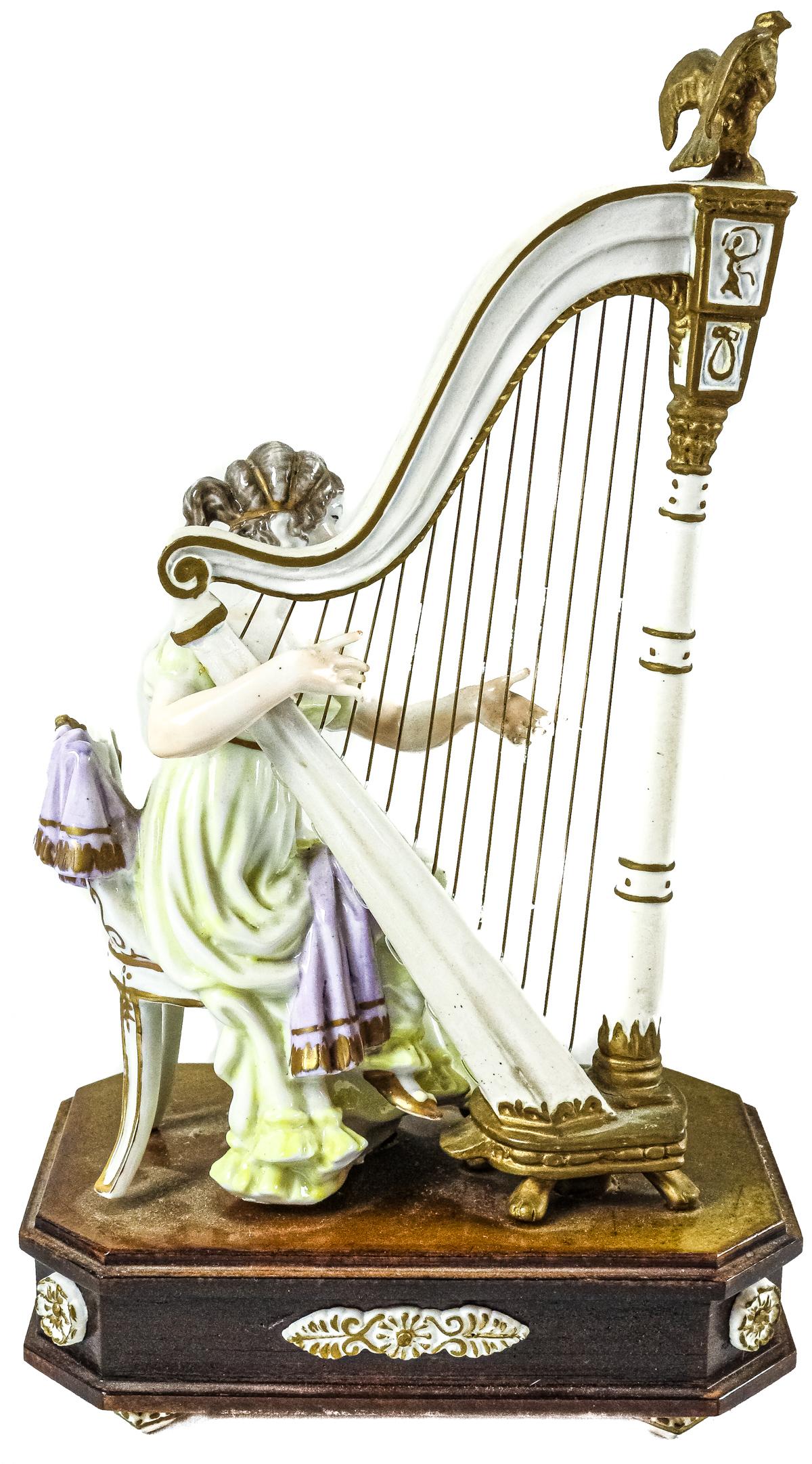 FIGURA EN PORCELANA DE MEDIADOS DEL S.XX