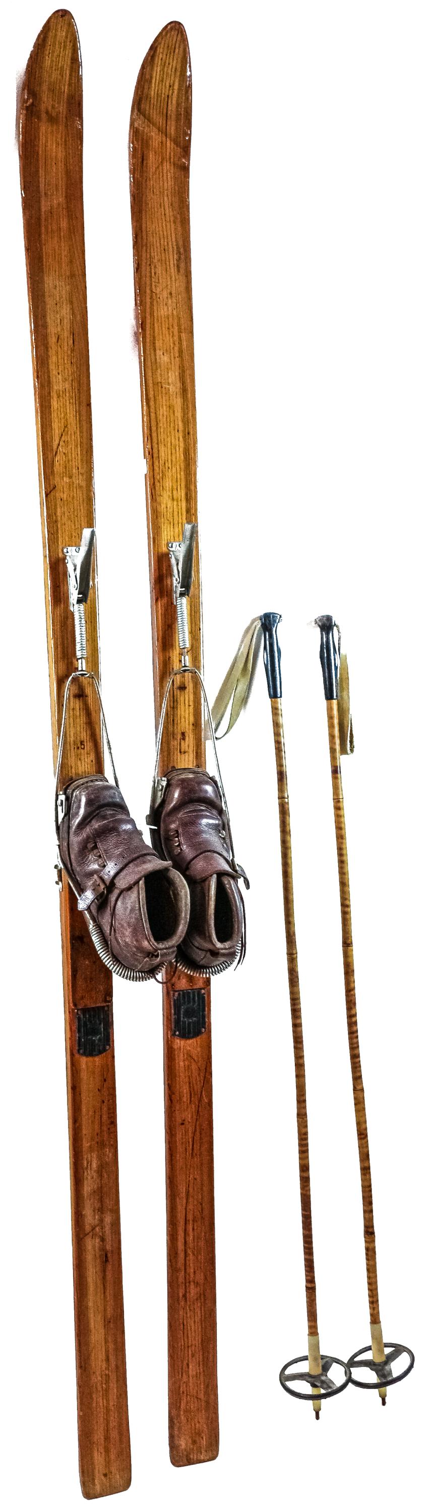 JUEGO DE ESQUIS CON SUS PALOS DE LOS AÑOS 50