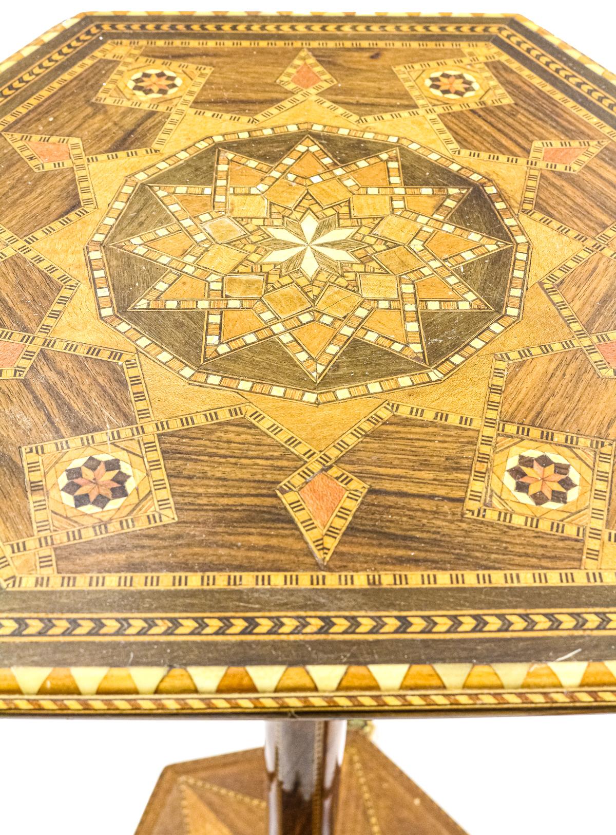 MESITA AUXILIAR CON DECORACIÓN DE TARACEA