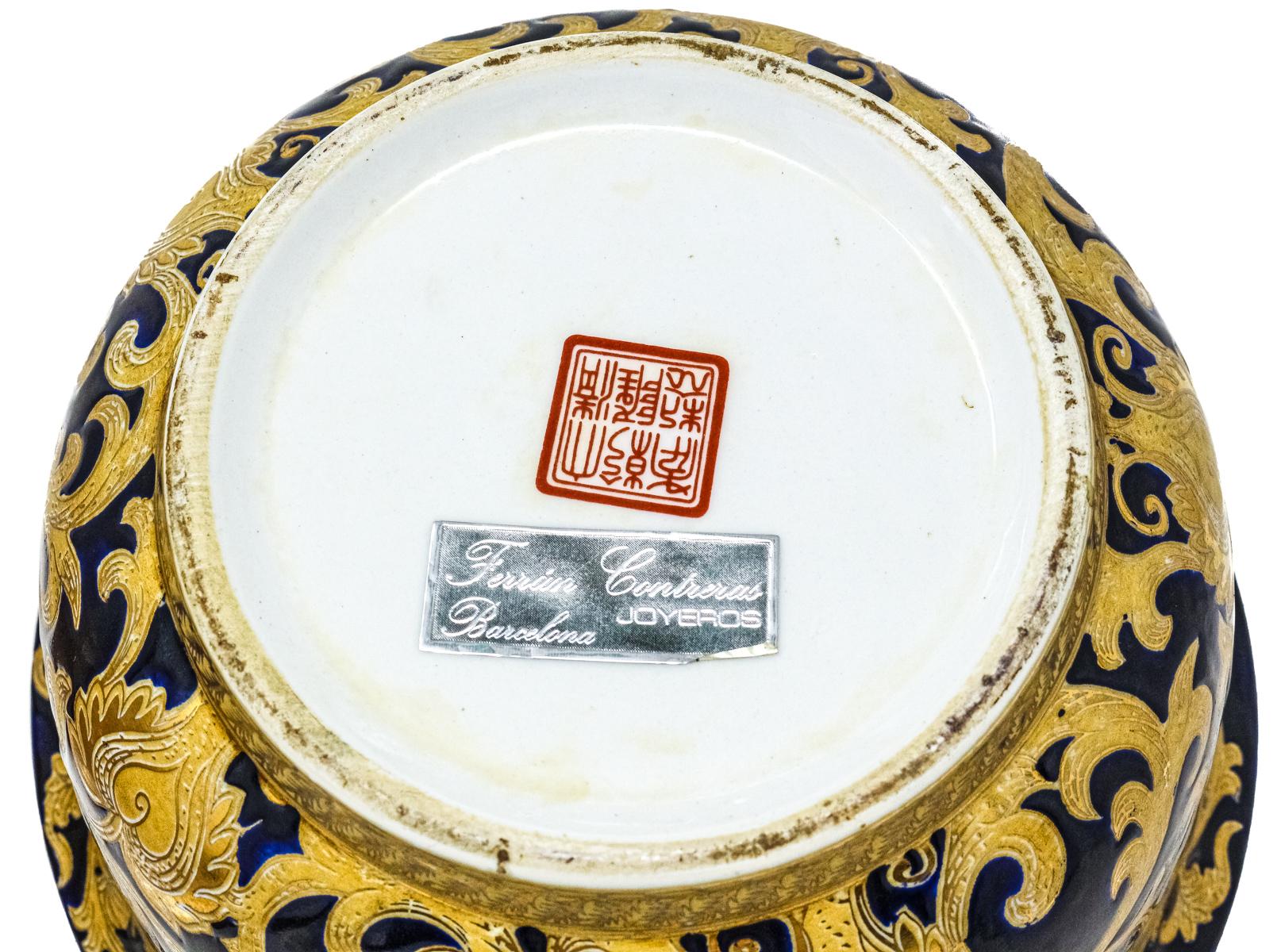 CENTRO DE MESA EN PORCELANA AZUL Y SOBREDORADA