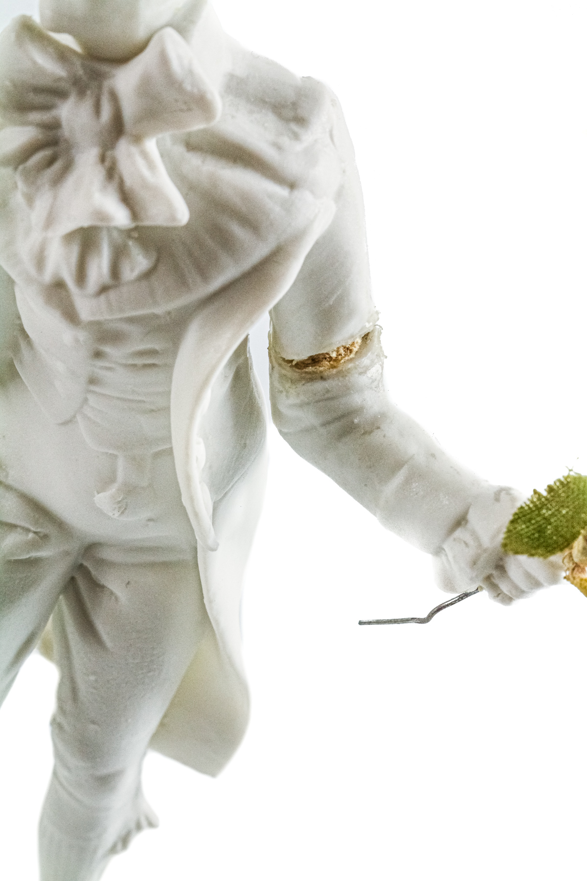 FIGURA EN BISCUIT DE PRINCIPIOS DEL S.XX  (rotura devolver)