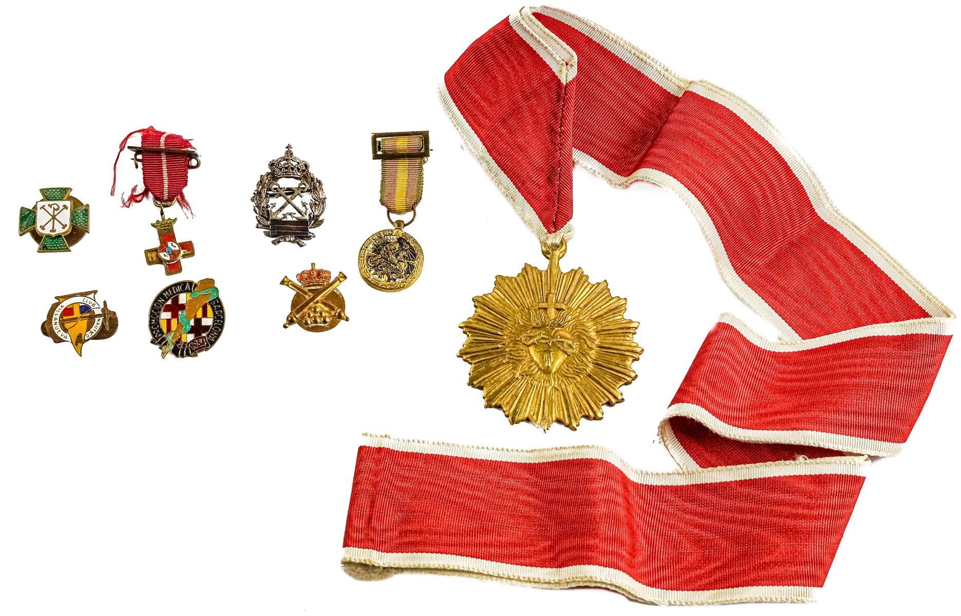 LOTE DE PEQUEÑAS INSIGNIAS Y MEDALLA CONMEMORATIVA