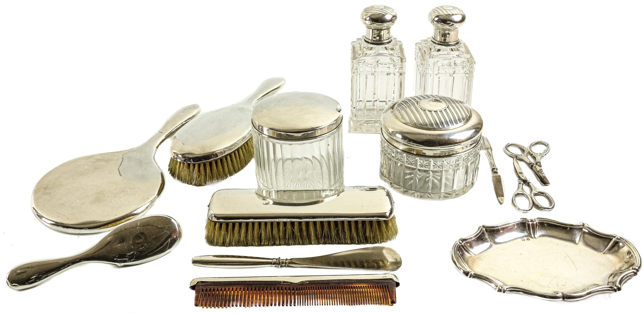 CONJUNTO DE PIEZAS DE TOCADOR EN PLATA DE MEDIADOS DEL S.XX
