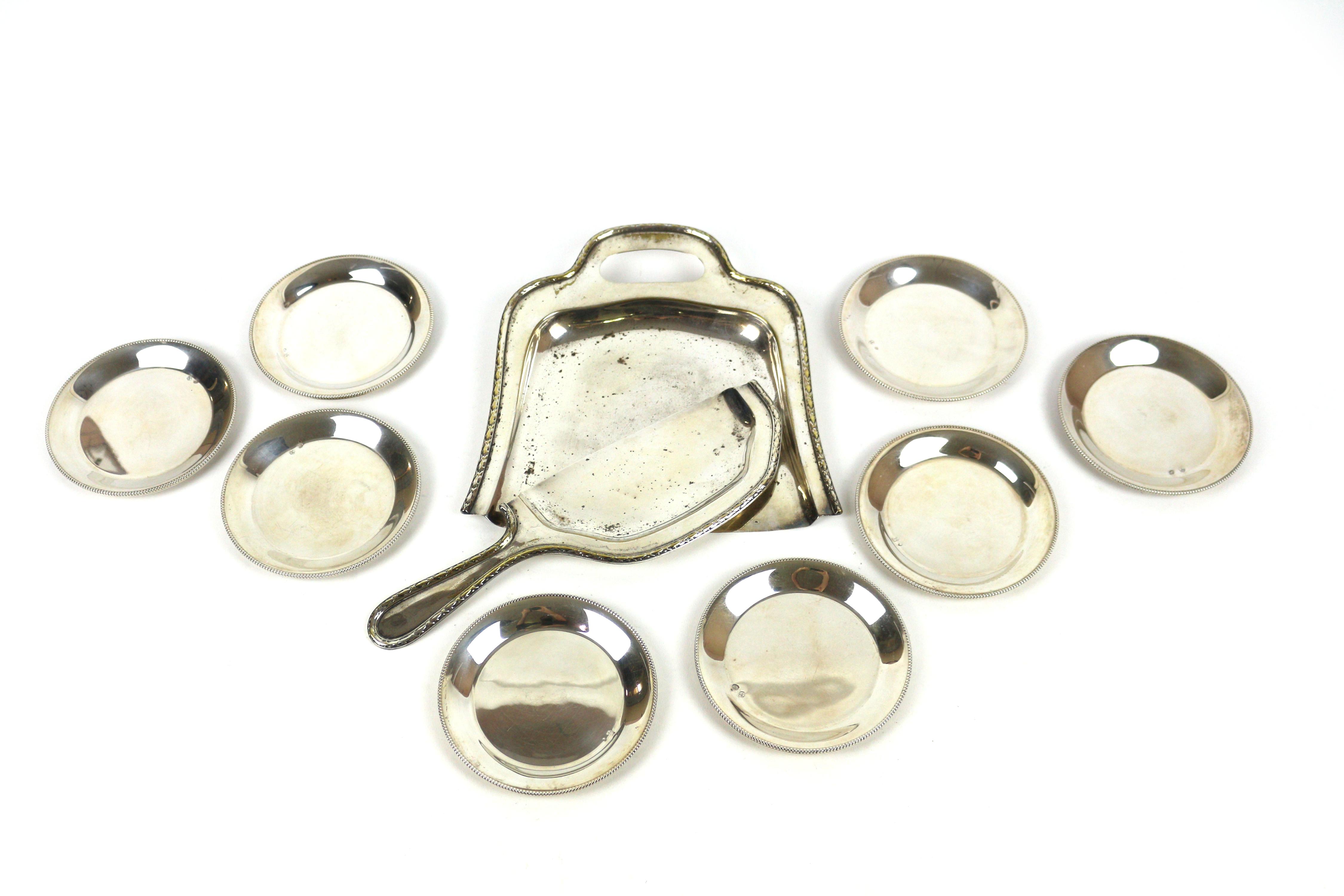 CONJUNTO DE PLATOS DE PAN EN PLATA Y RECOGEMIGAS EN METAL