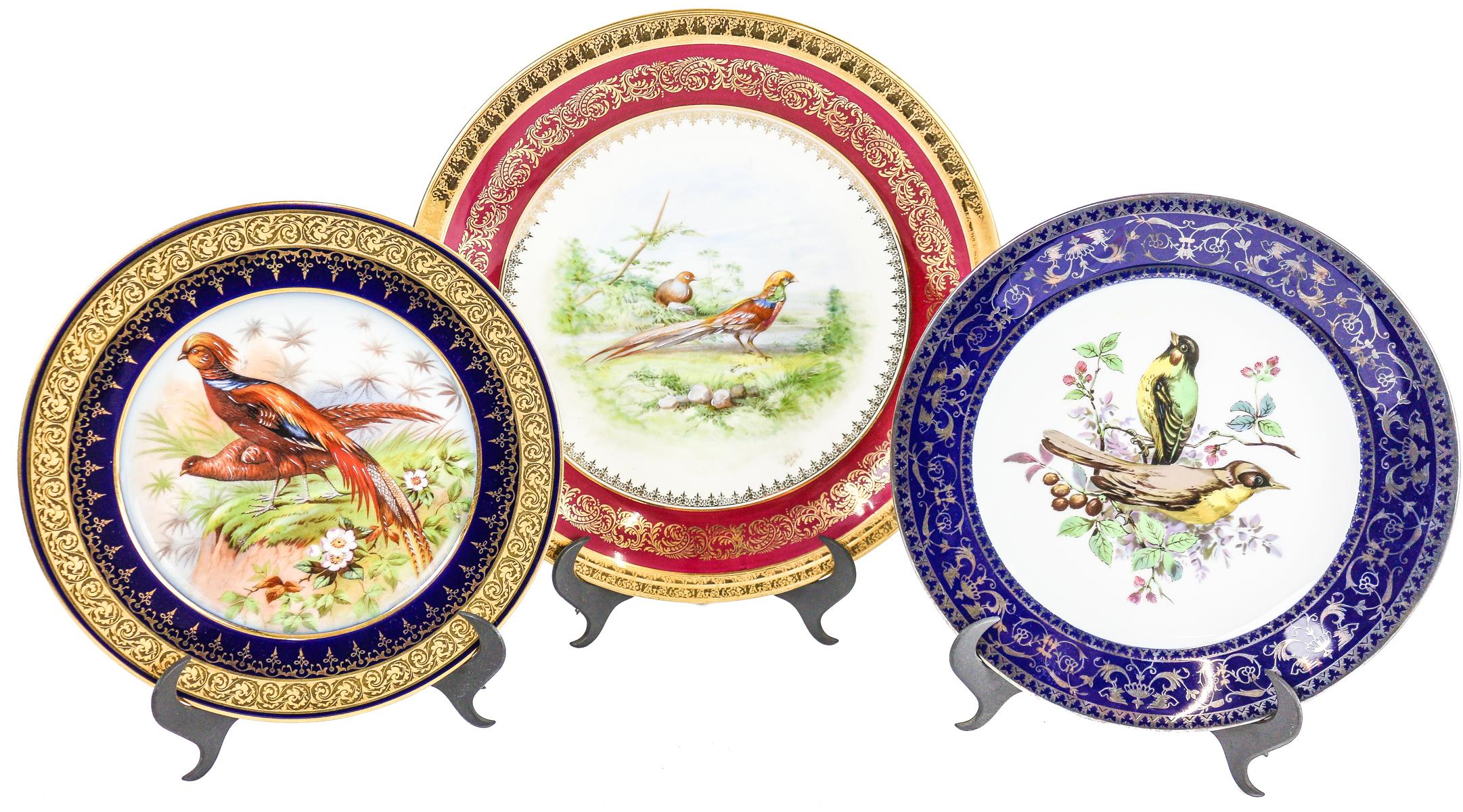 TRES PLATOS EN PORCELANA DEL ÚLTIMO CUARTO DEL S.XX
