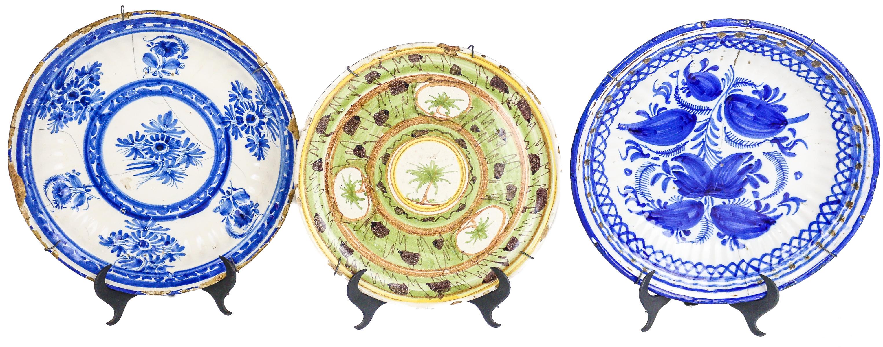 TRES PLATOS DE CERÁMICA VALENCIANA DE MANISES