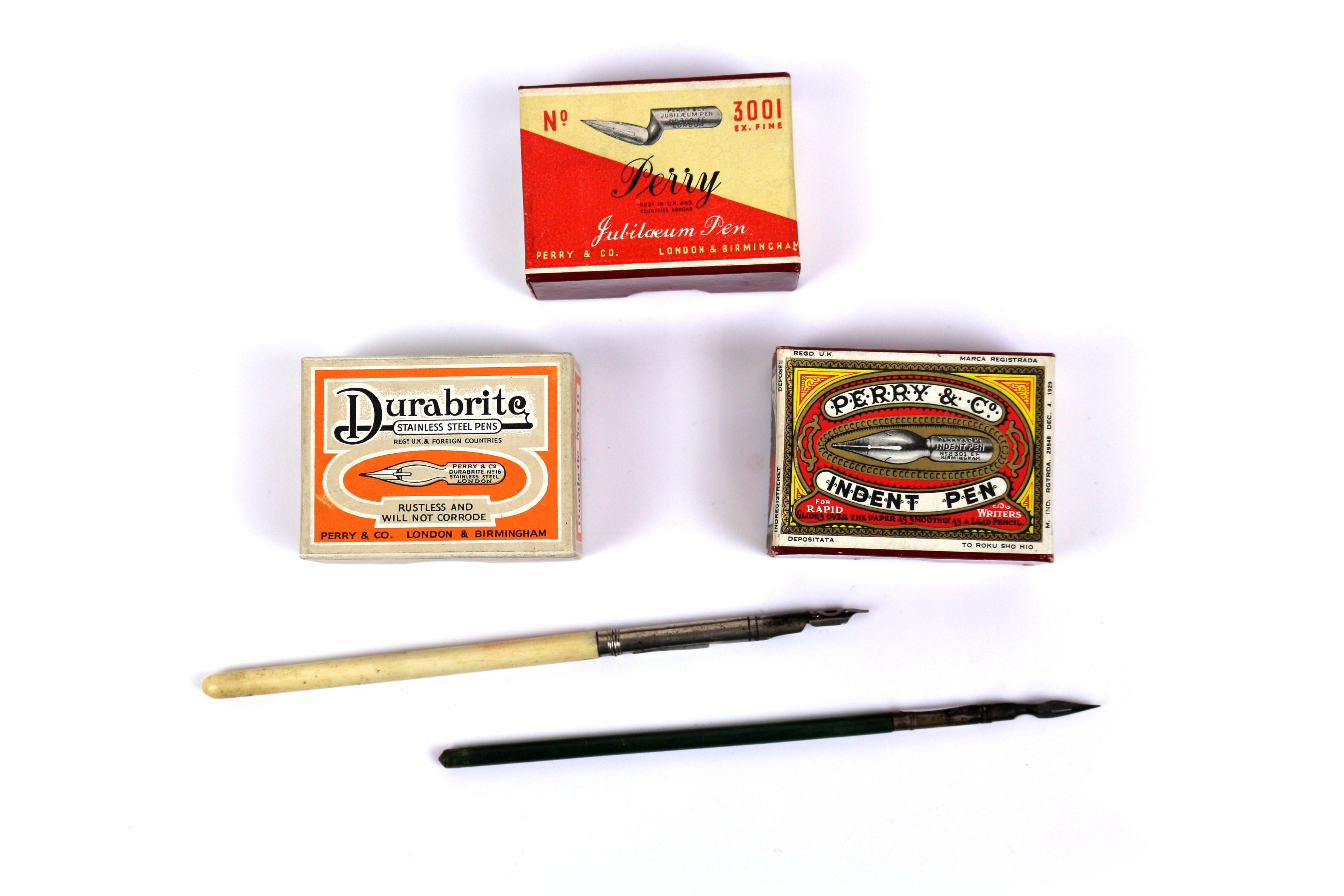 TRES CAJITAS DE PLUMINES Y PLUMAS