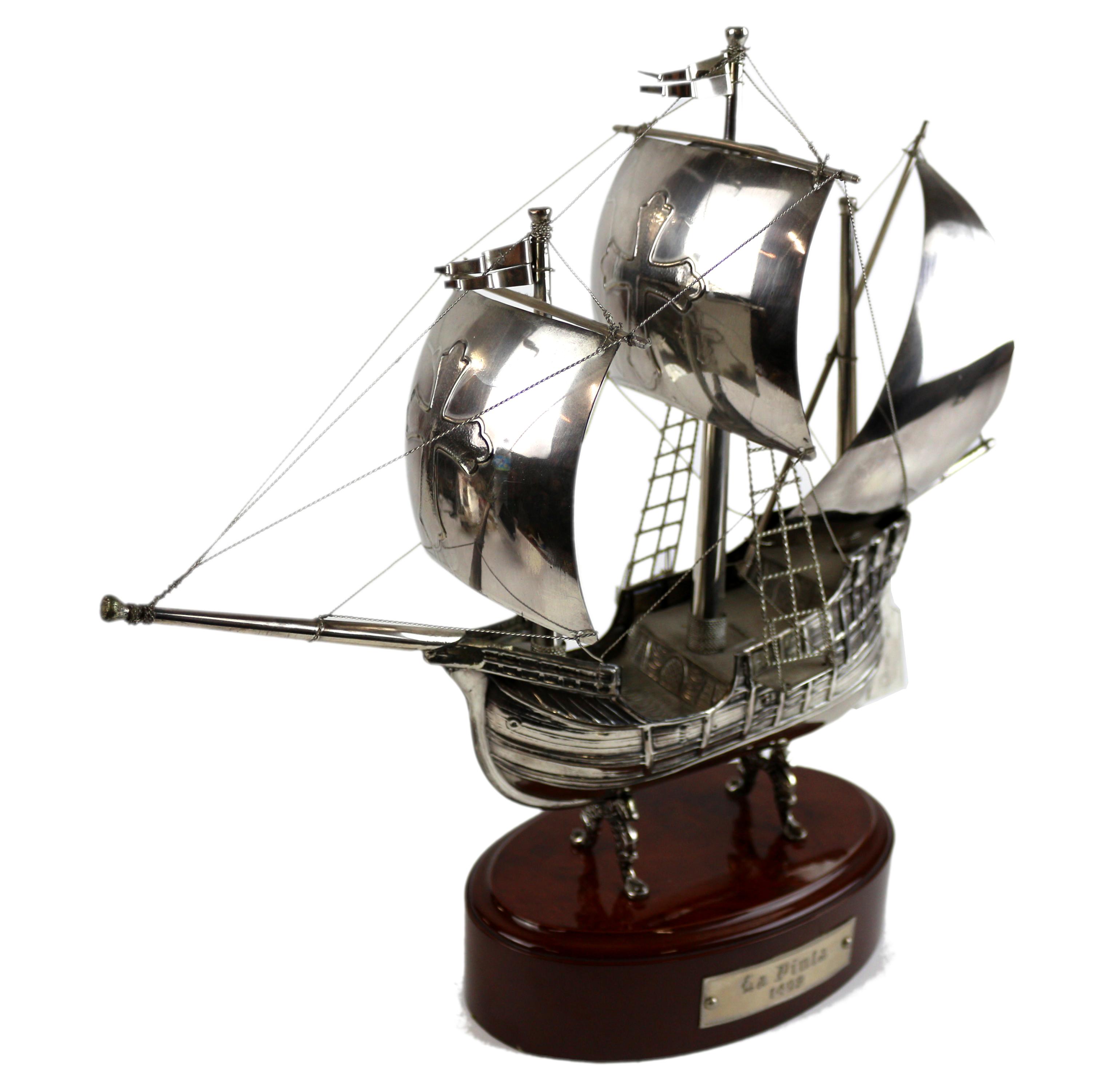 FIGURA METAL PLATEADO "LA PINTA"