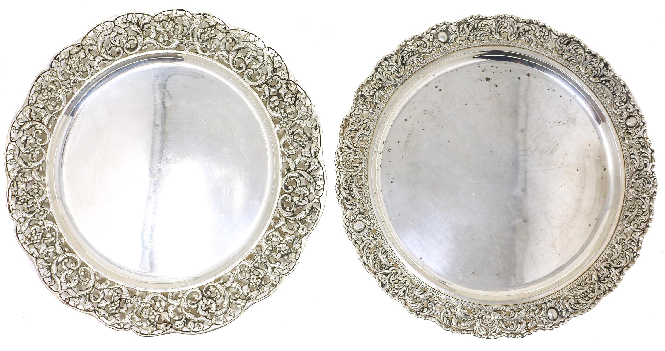 DOS PLATOS DECORATIVOS EN  METAL PLATEADO DE MEDIADOS  S.XX