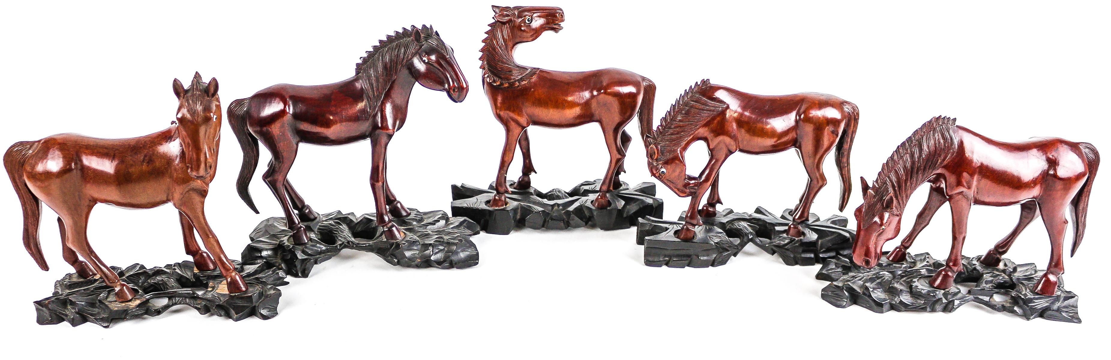 CINCO CABALLOS DE TALLA ORIENTAL SEGUNDA MITAD DEL S.XX