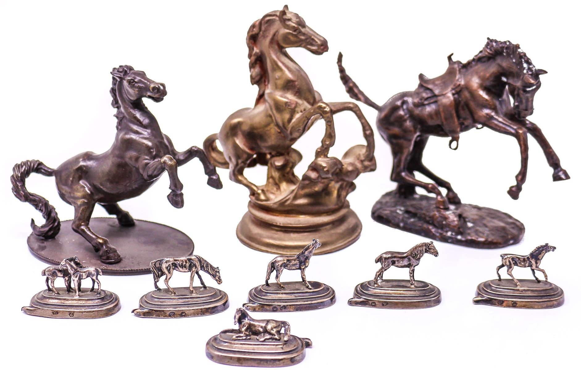 NUEVE FIGURAS DE CABALLOS EN BRONCE Y METAL