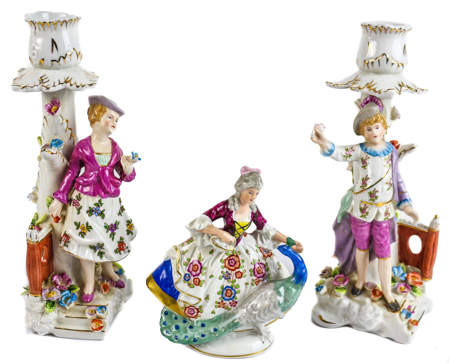 PAREJA DE CANDELEROS Y FIGURA EN PORCELANA MEDIADOS S.XX