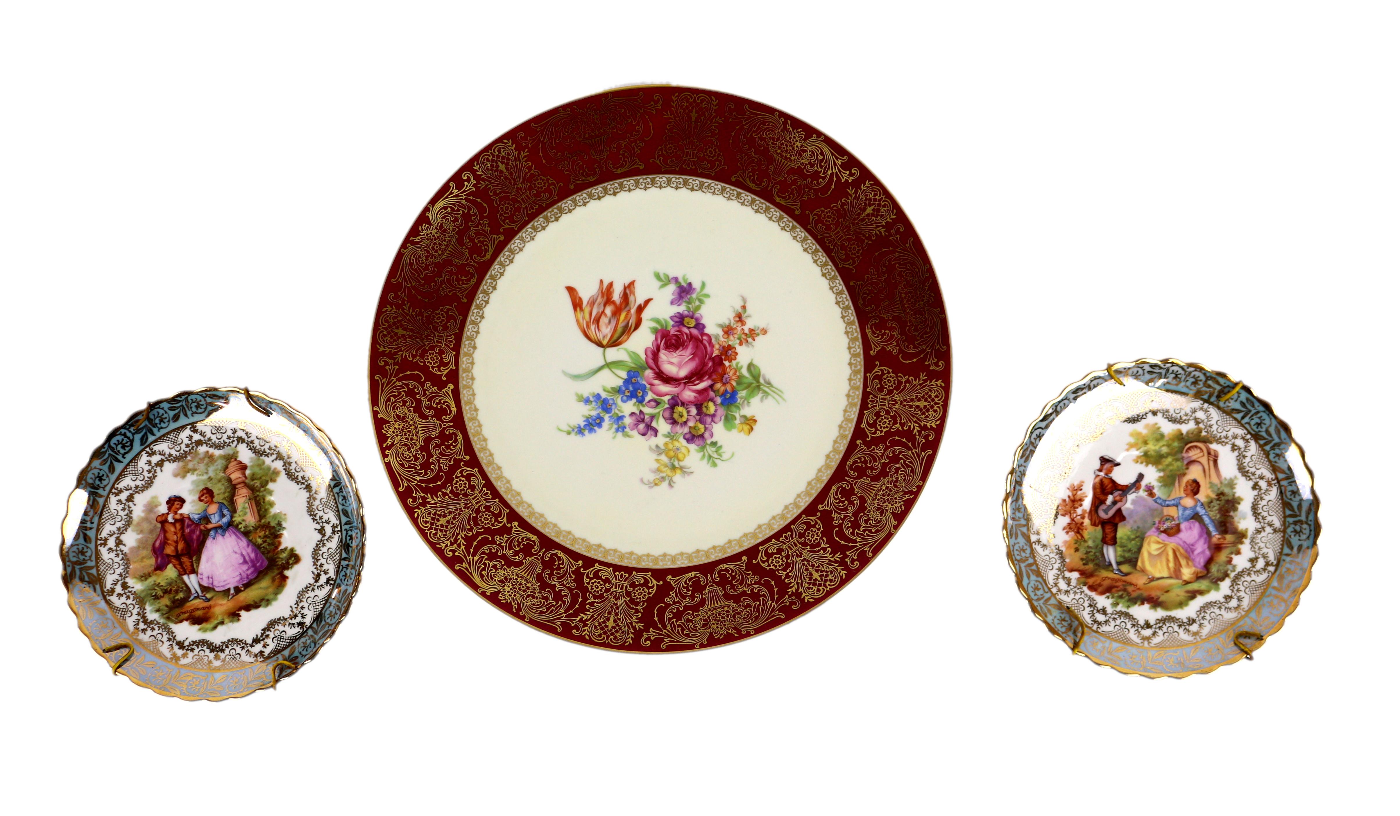 TRES PLATOS DECORATIVOS EN PORCELANA