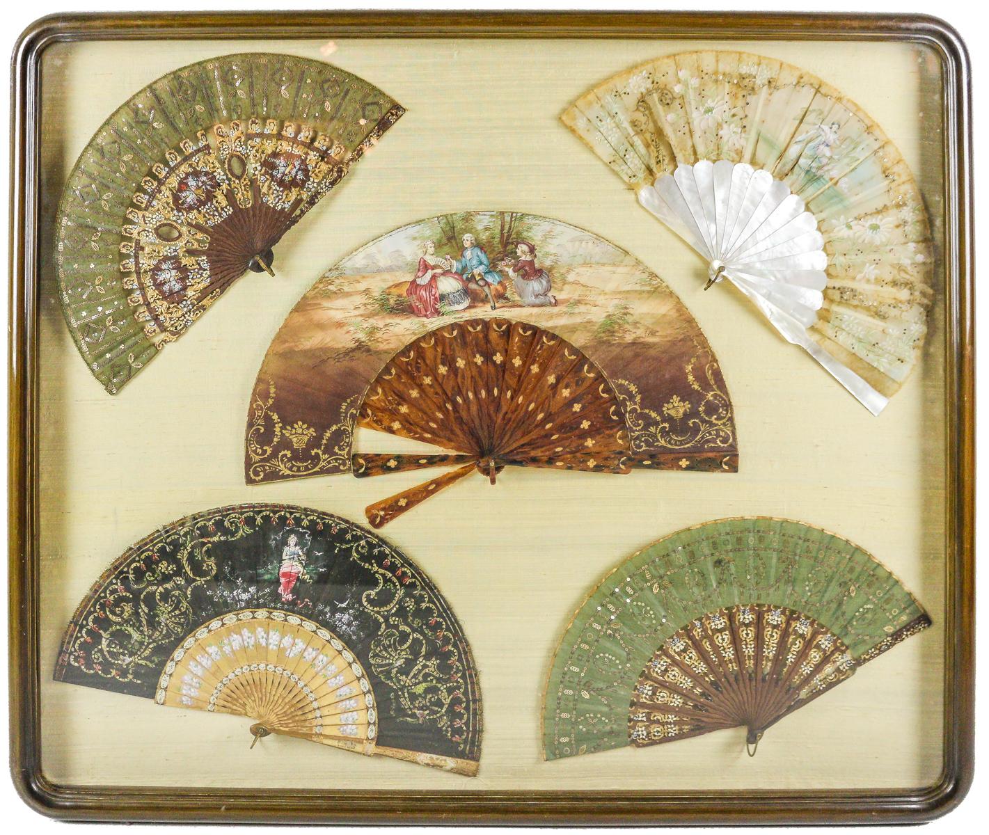 COLECCIÓN DE CINCO ABANICOS ENMARCADOS.