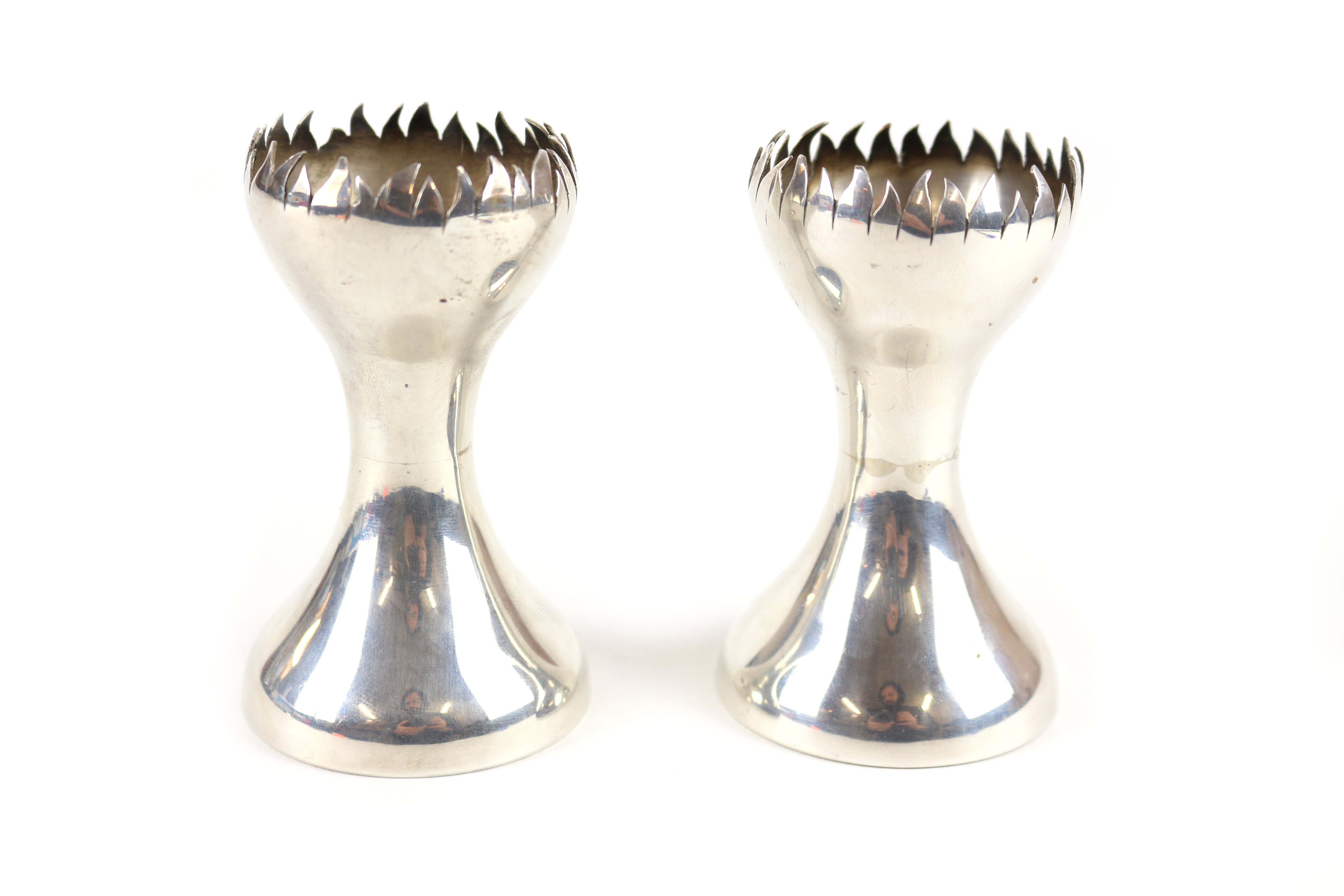 PAREJA DE CANDELEROS DE DISEÑO EN PLATA