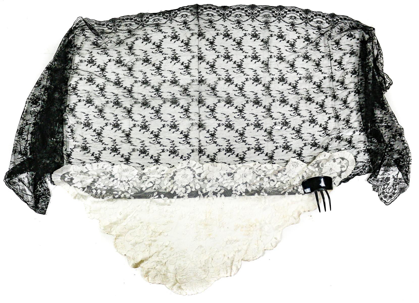 MANTILLA, PICO Y PEINETA DE LA PRIMERA MITAD DEL S.XX