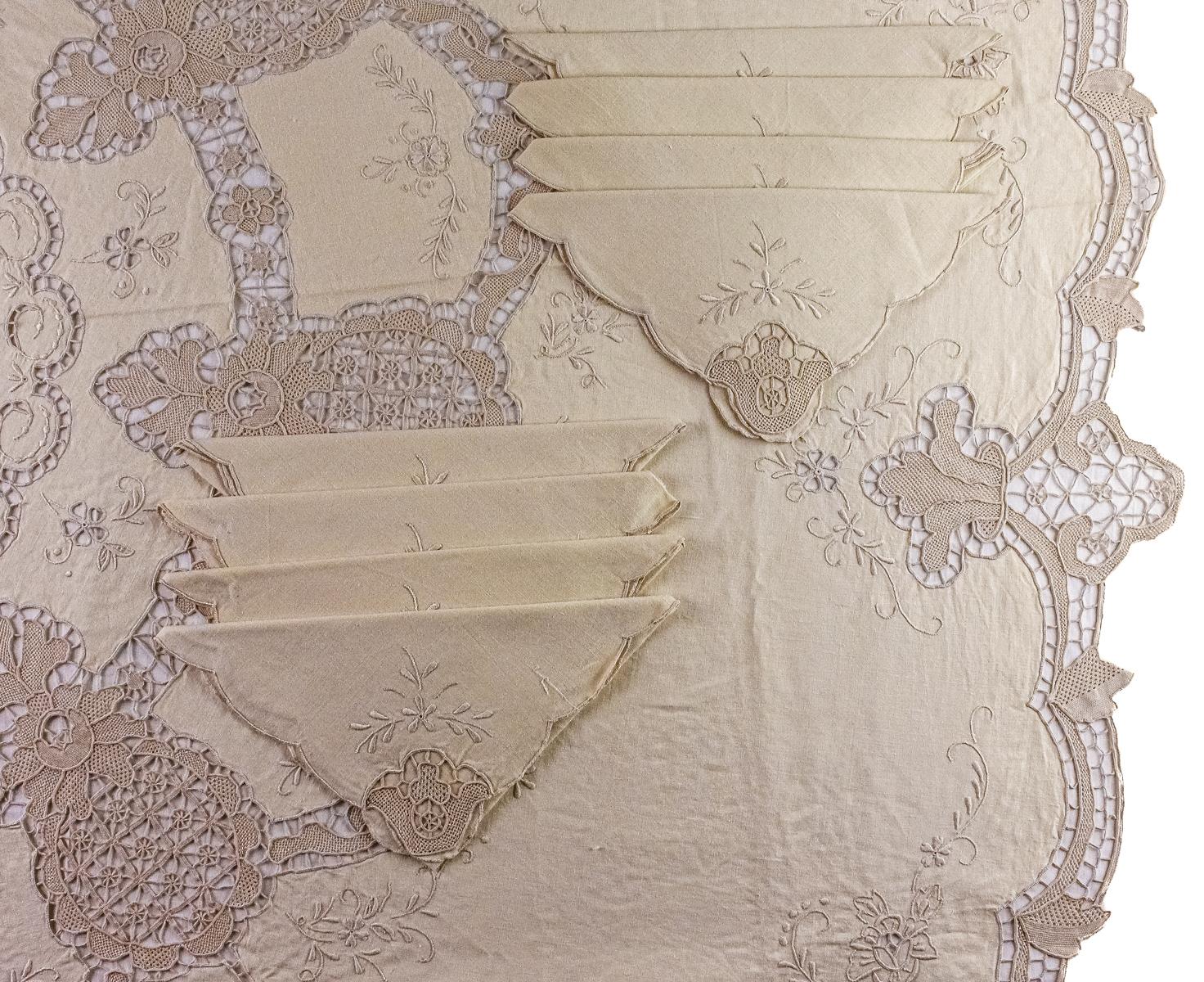 MANTELERÍA CIRCULAR DE OCHO SERVICIOS