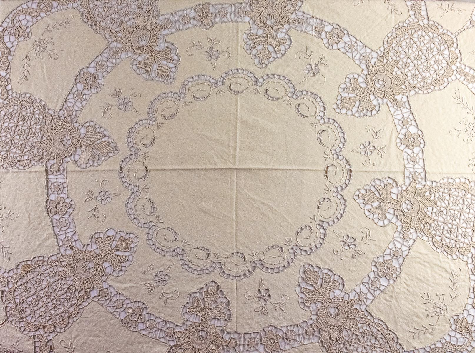 MANTELERÍA CIRCULAR DE OCHO SERVICIOS