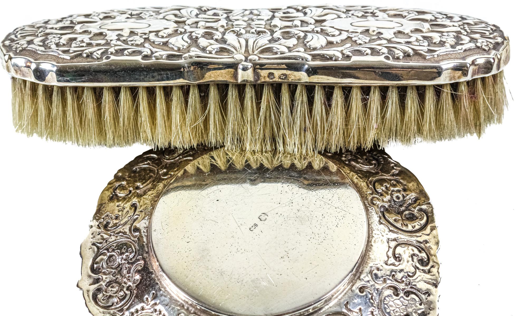 CONJUNTO DE JARRA CON PLATO Y CEPILLO