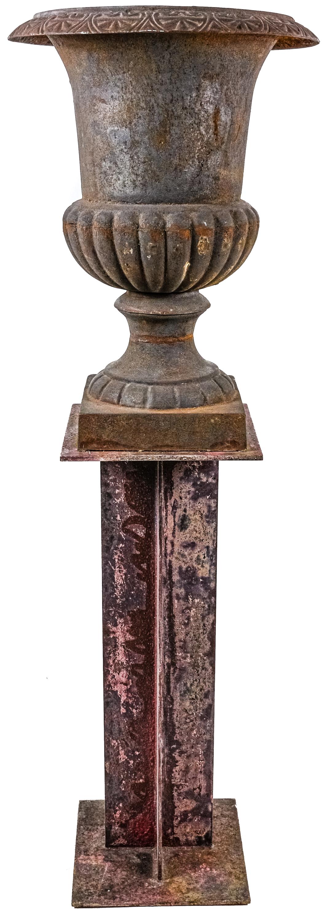 COPA DE HIERRO ESTILO MEDICI SOBRE PEDESTAL
