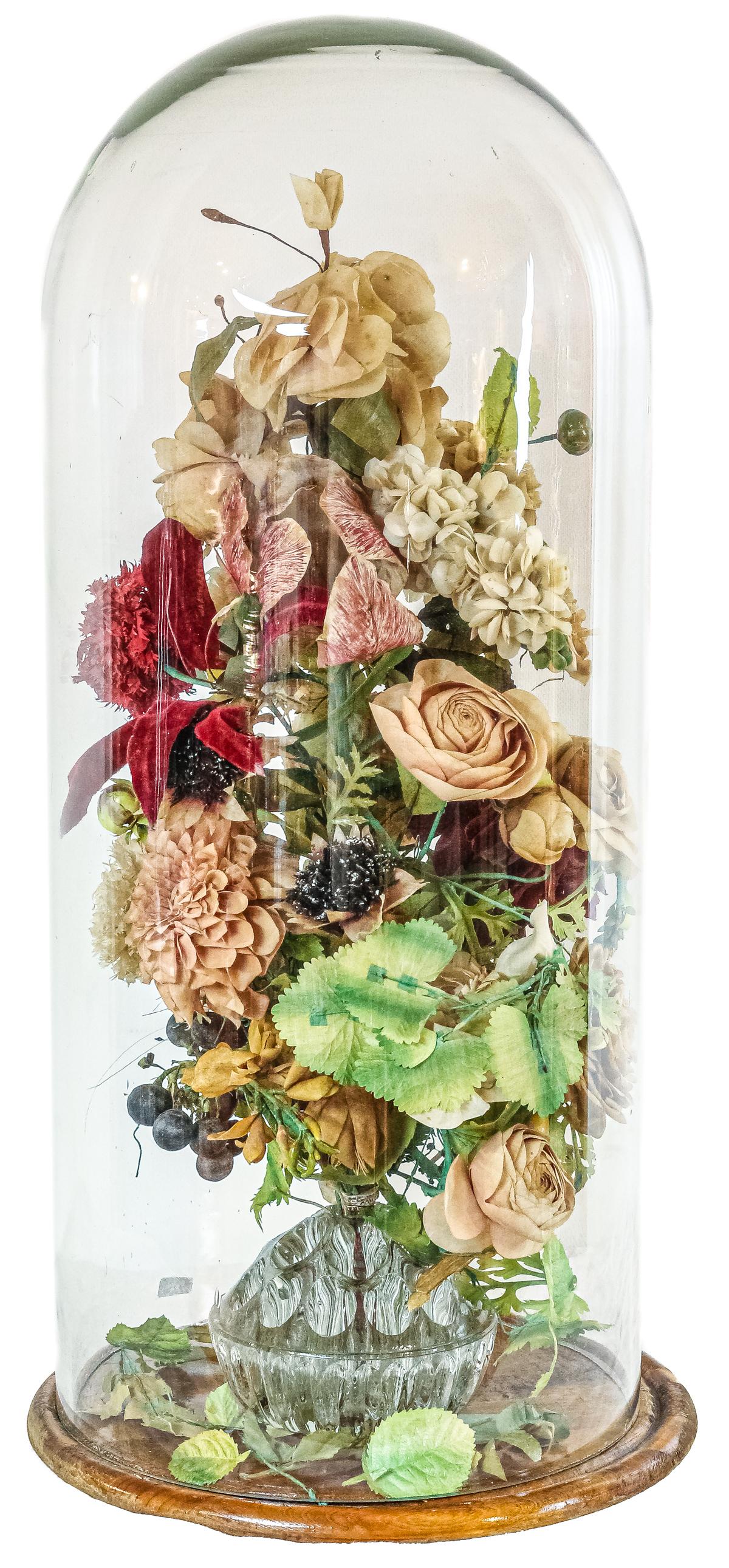 COMPOSICIÓN FLORAL DENTRO DE URNA DE CRISTAL