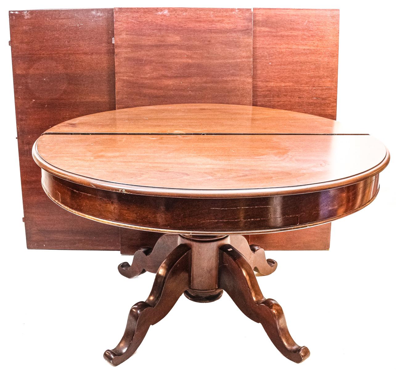 MESA DE COMEDOR DE ESTILO ISABELINO