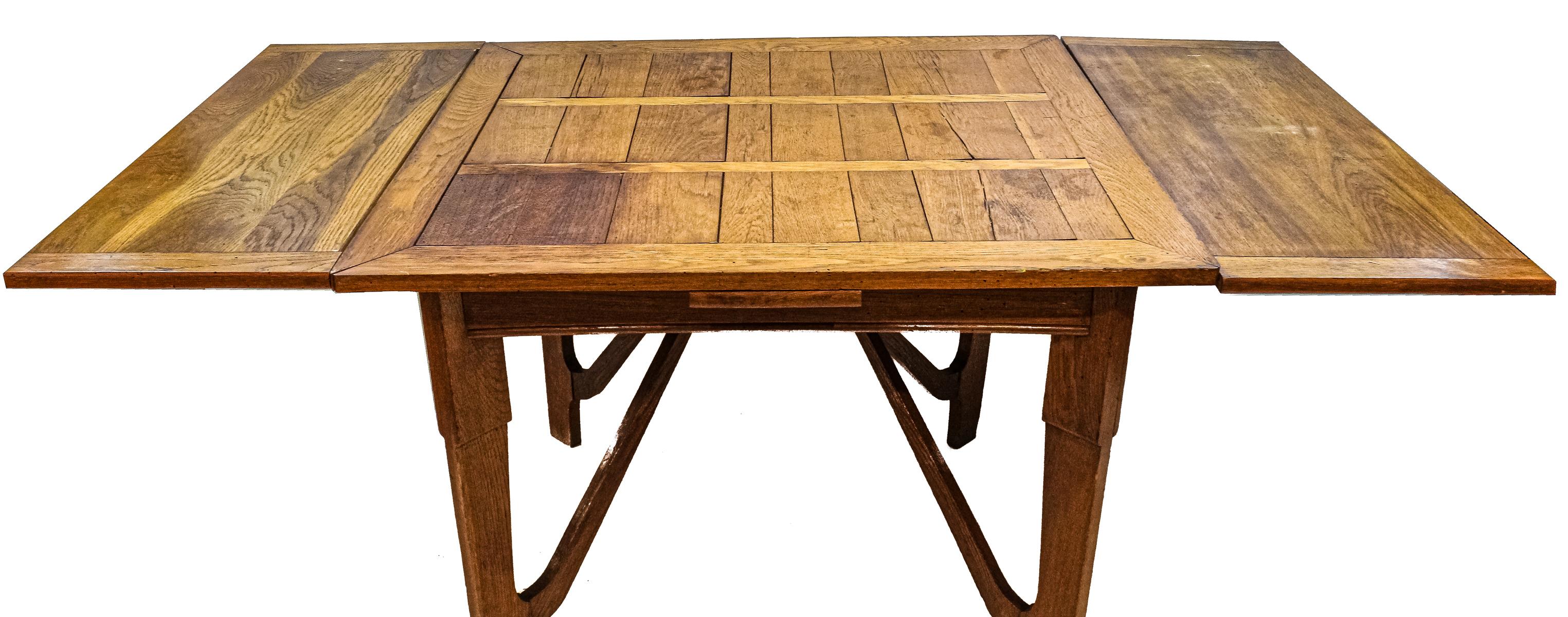 MESA DE COMEDOR DE ESTILO ISABELINO
