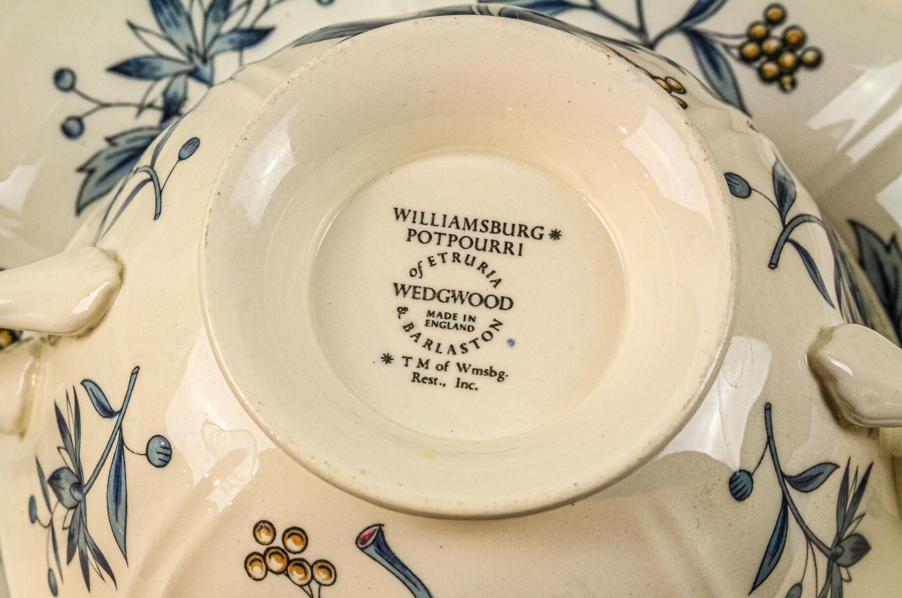 VAJILLA EN PORCELANA "WEGDWOOD" PARA 12 SERVICIOS