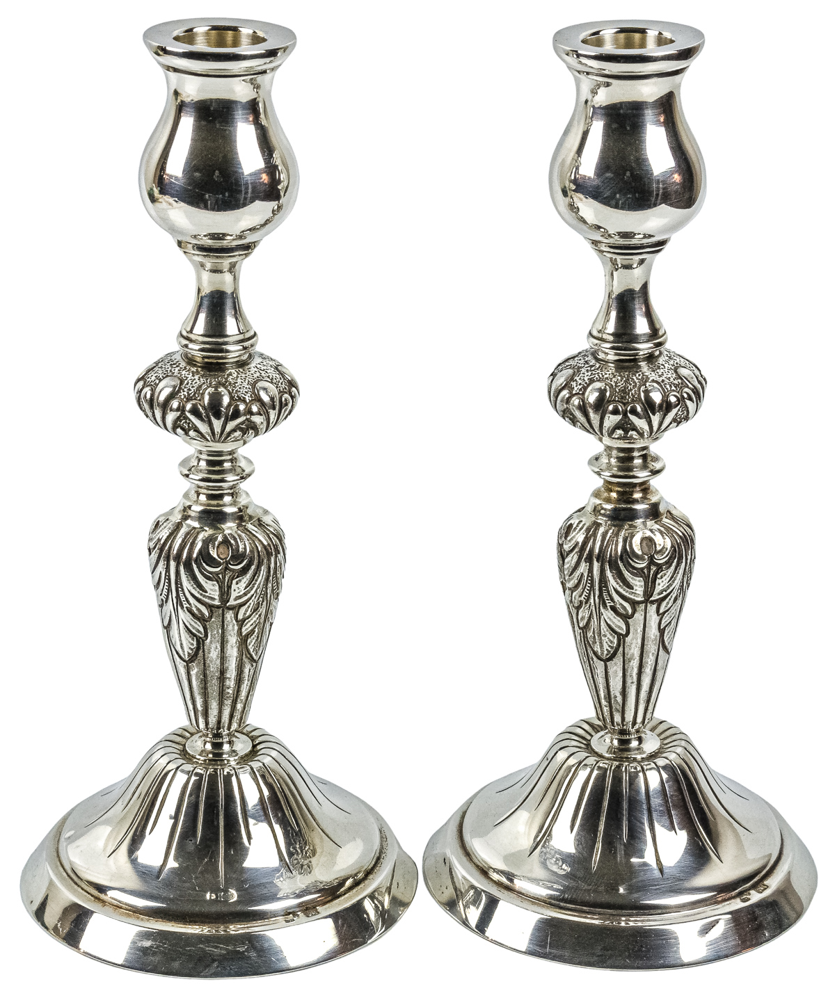 PAREJA DE CANDELEROS EN PLATA DE LA SEGUNDA MITAD S.XX