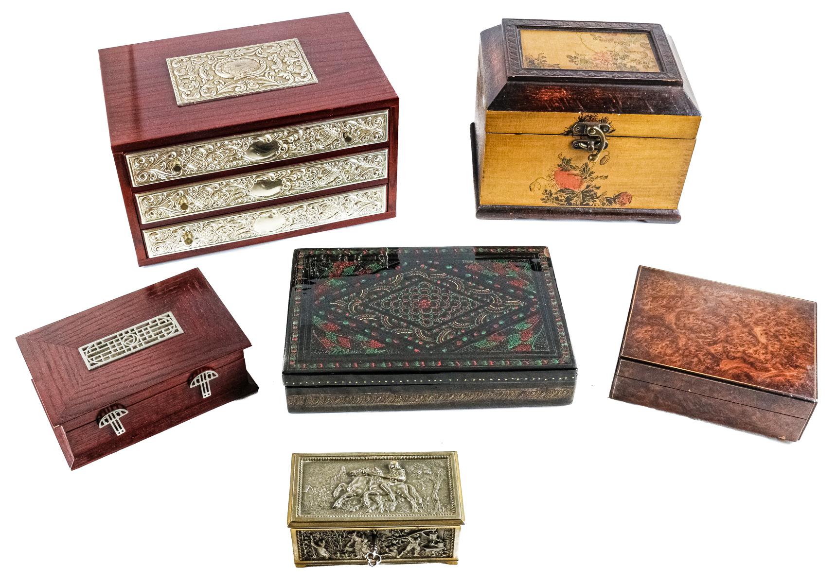 COLECCIÓN VARIADA DE SEIS CAJAS