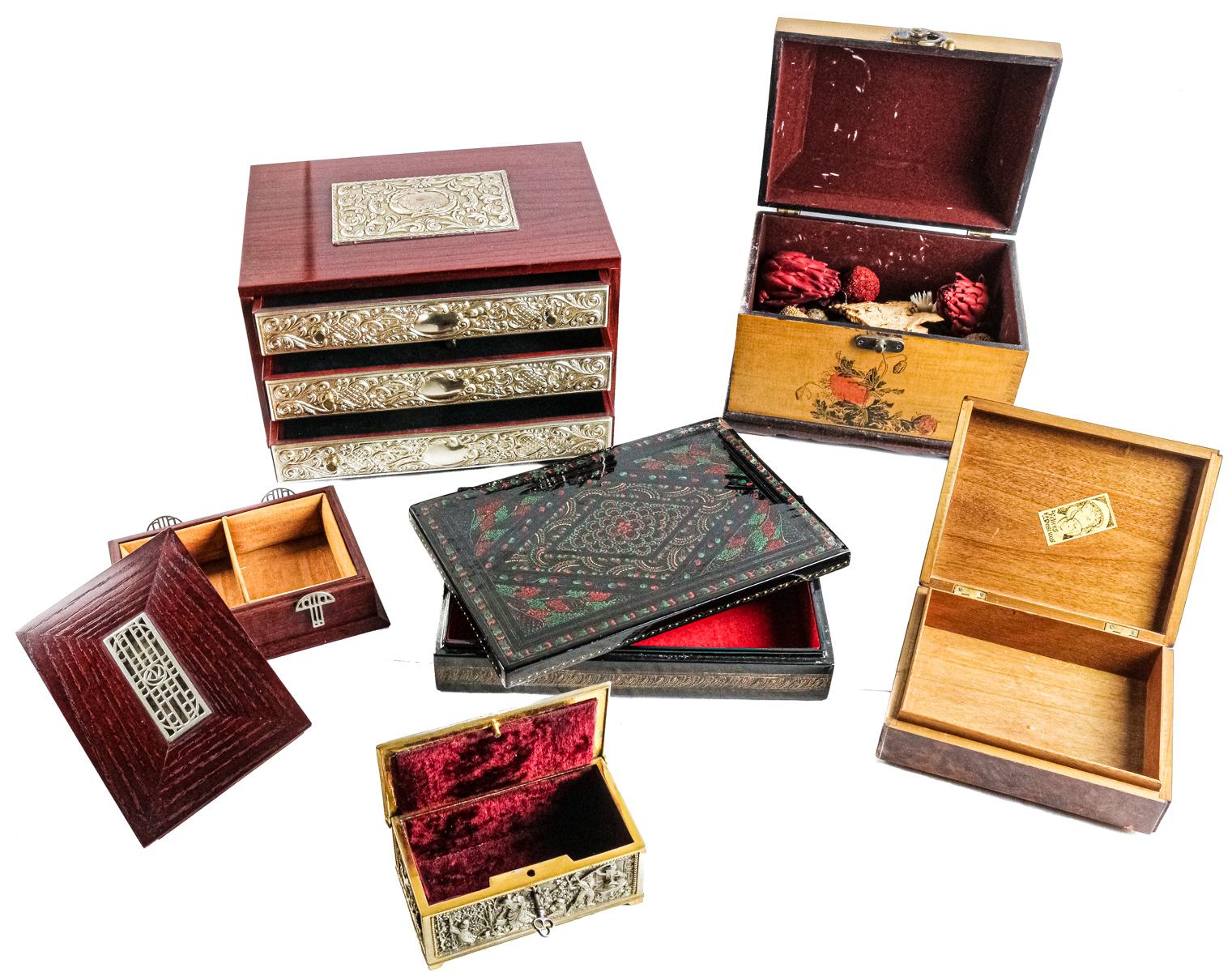 COLECCIÓN VARIADA DE SEIS CAJAS