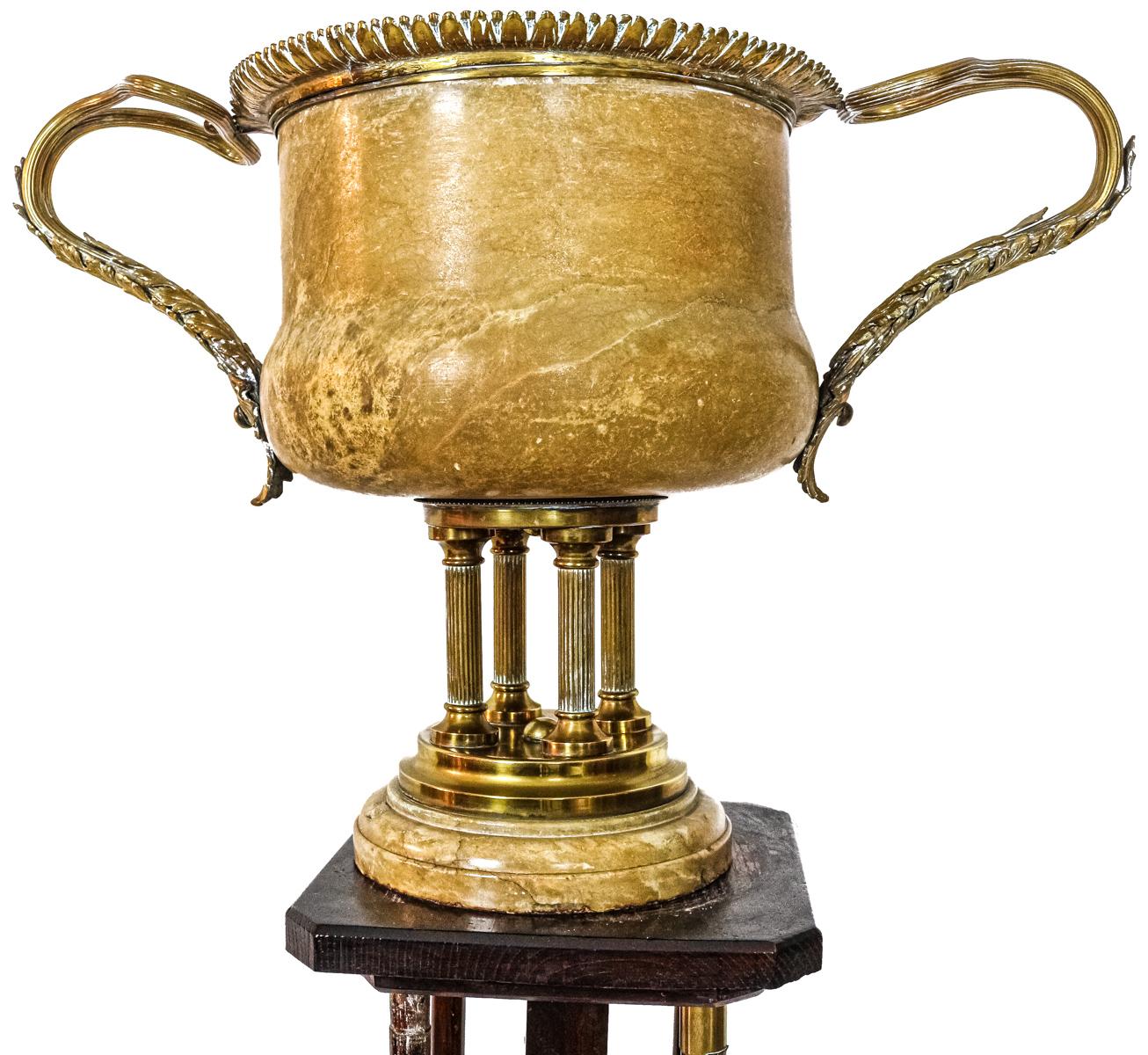 COPA DECORATIVA DEL PRIMER TERCIO DE SIGLO XX