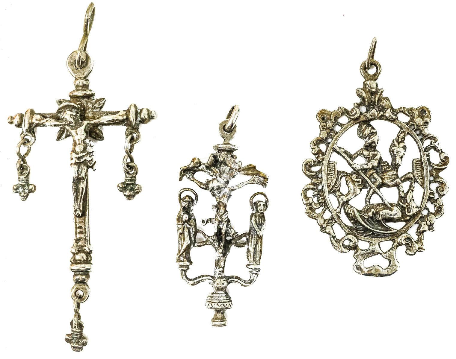 MEDALLA Y DOS CRUCES EN PLATA S.XVIII