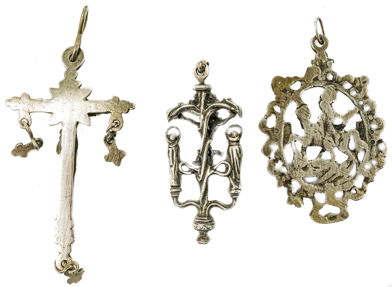 MEDALLA Y DOS CRUCES EN PLATA S.XVIII