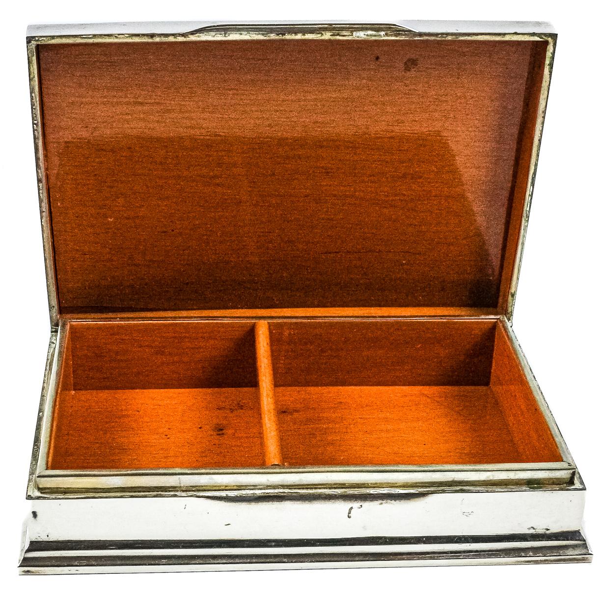 CAJA EN PLATA DE MEDIADOS DE SIGLO XX