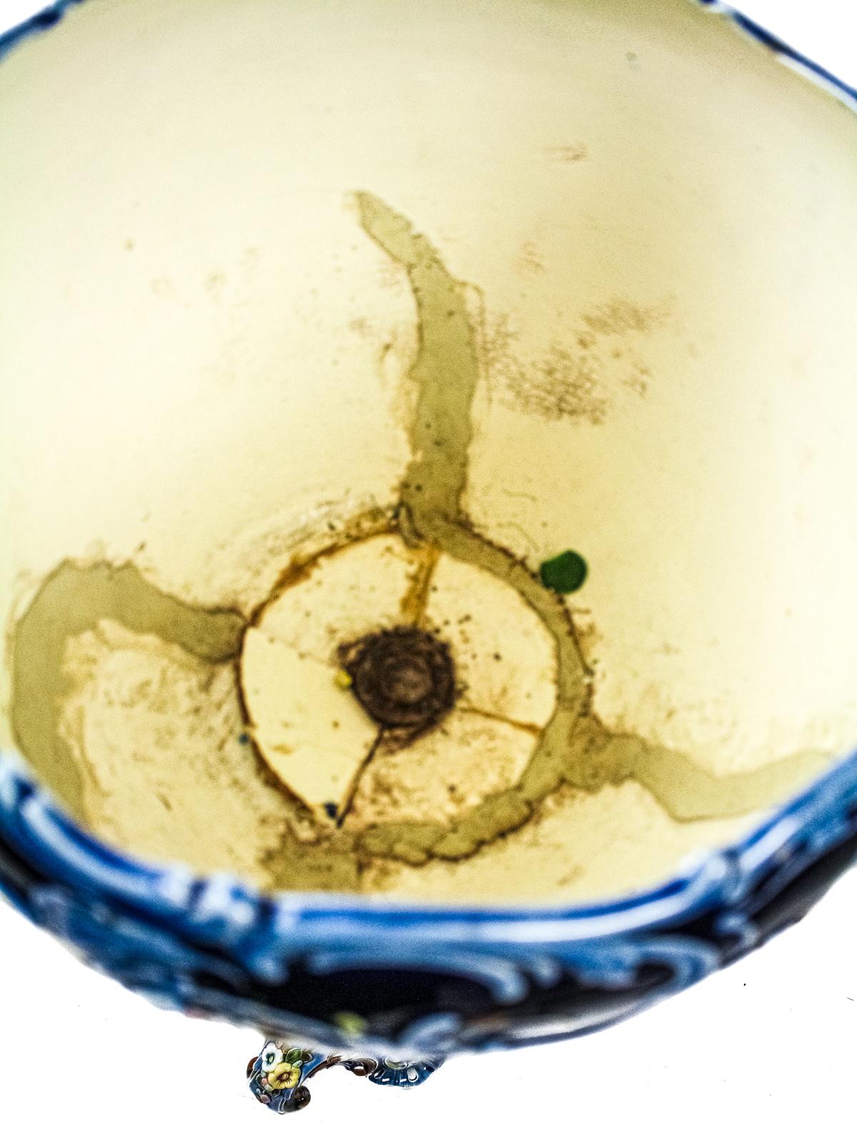 JARDINERA DE CERÁMICA SOBRE PEANA
