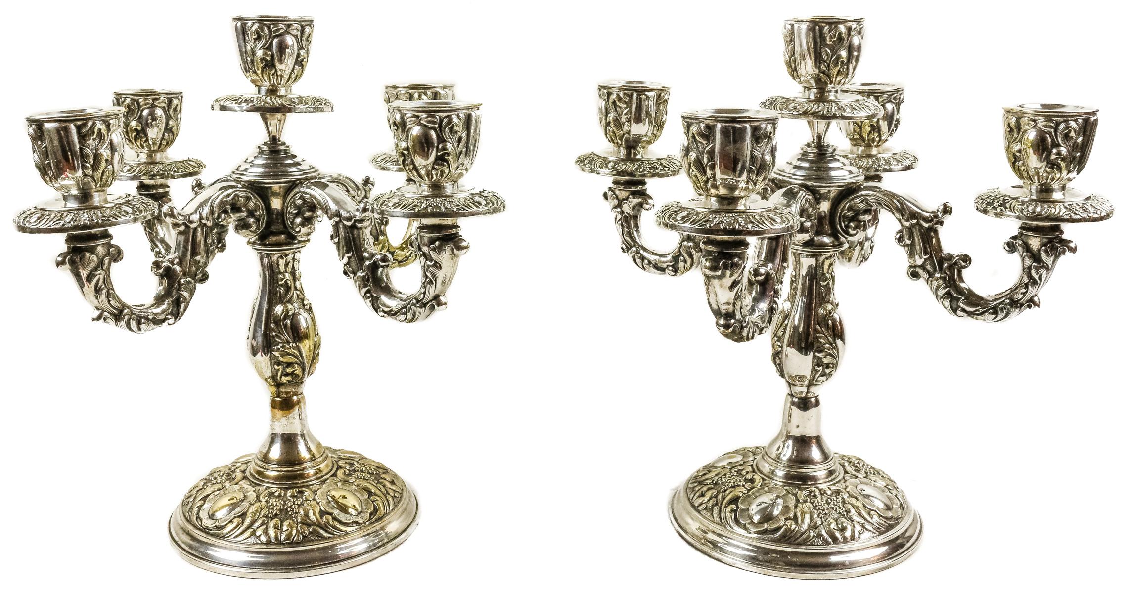 PAREJA DE CANDELABROS DE METAL PLATEADO