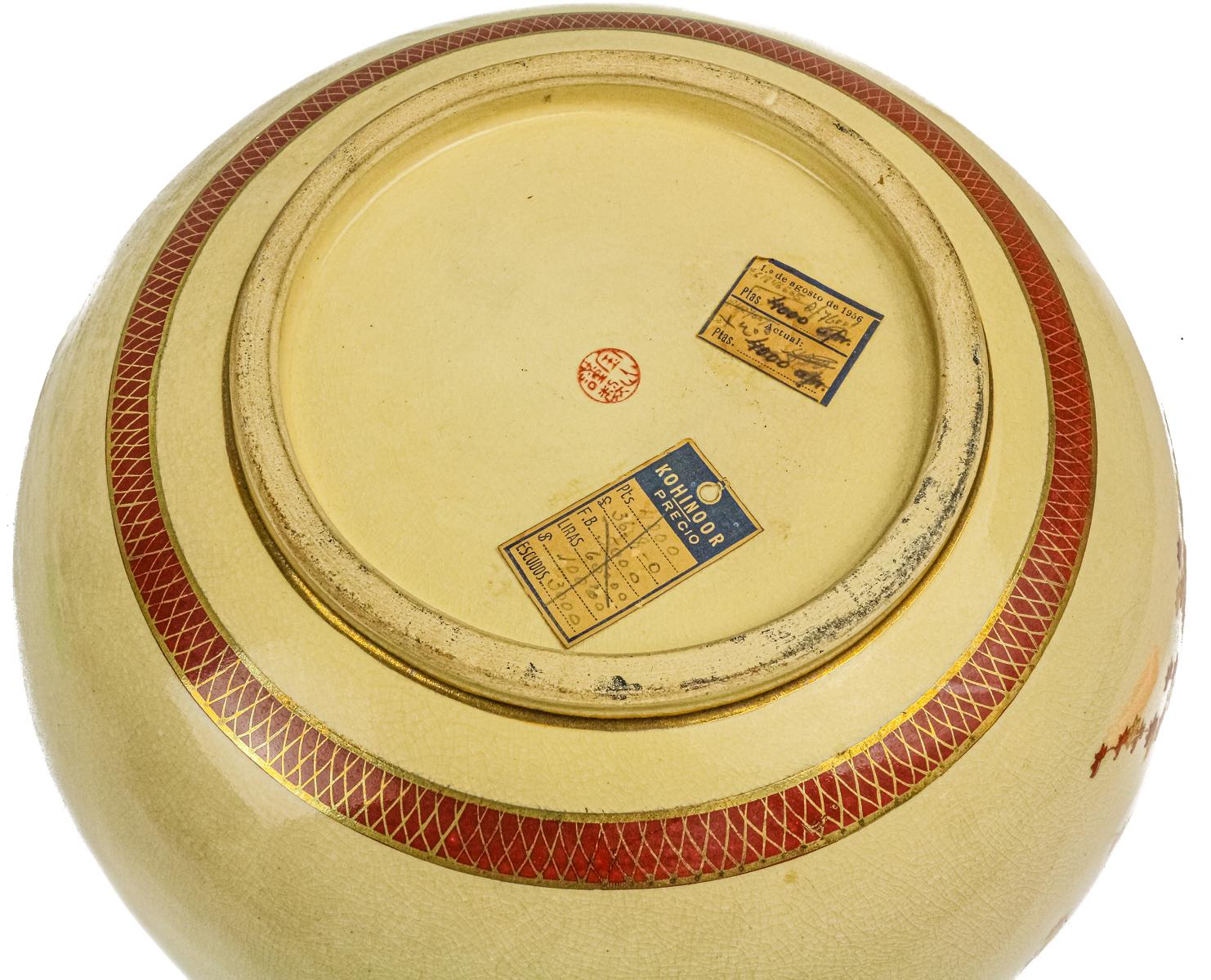 CENTRO EN CERÁMICA Y JARRÓN DE PORCELANA JAPONESA