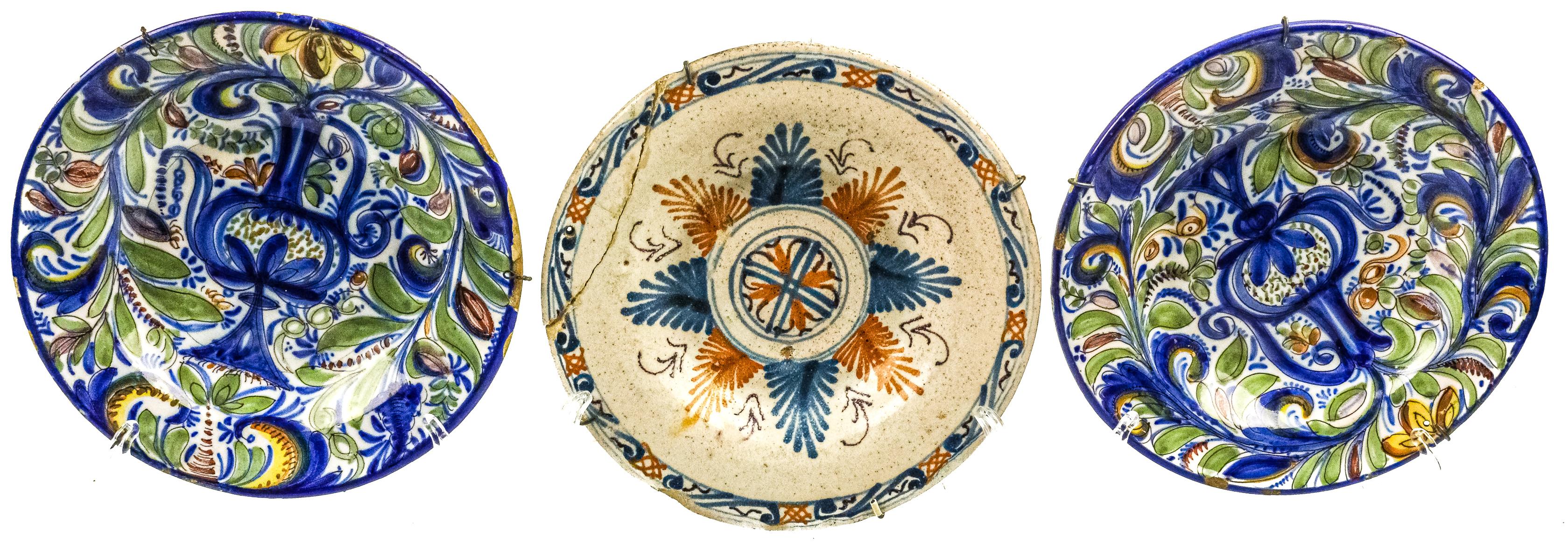 TRES PLATOS DE CERÁMICA DE FINALES DE SIGLO XX
